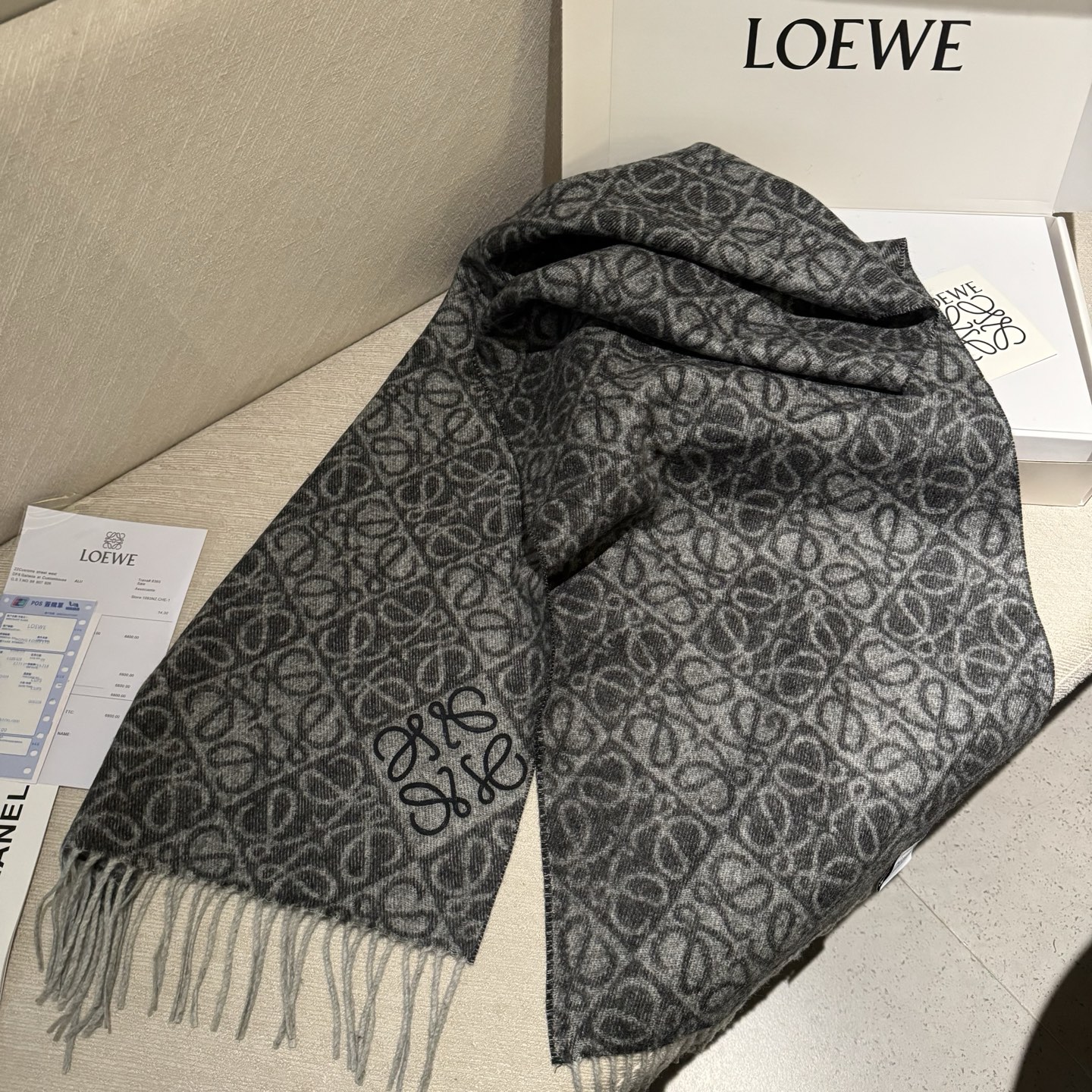 简直了！罗意威新品围巾太火爆了2025秋冬新品围巾升级后的棋盘格也太精致好看了印有浮雕anagram经典