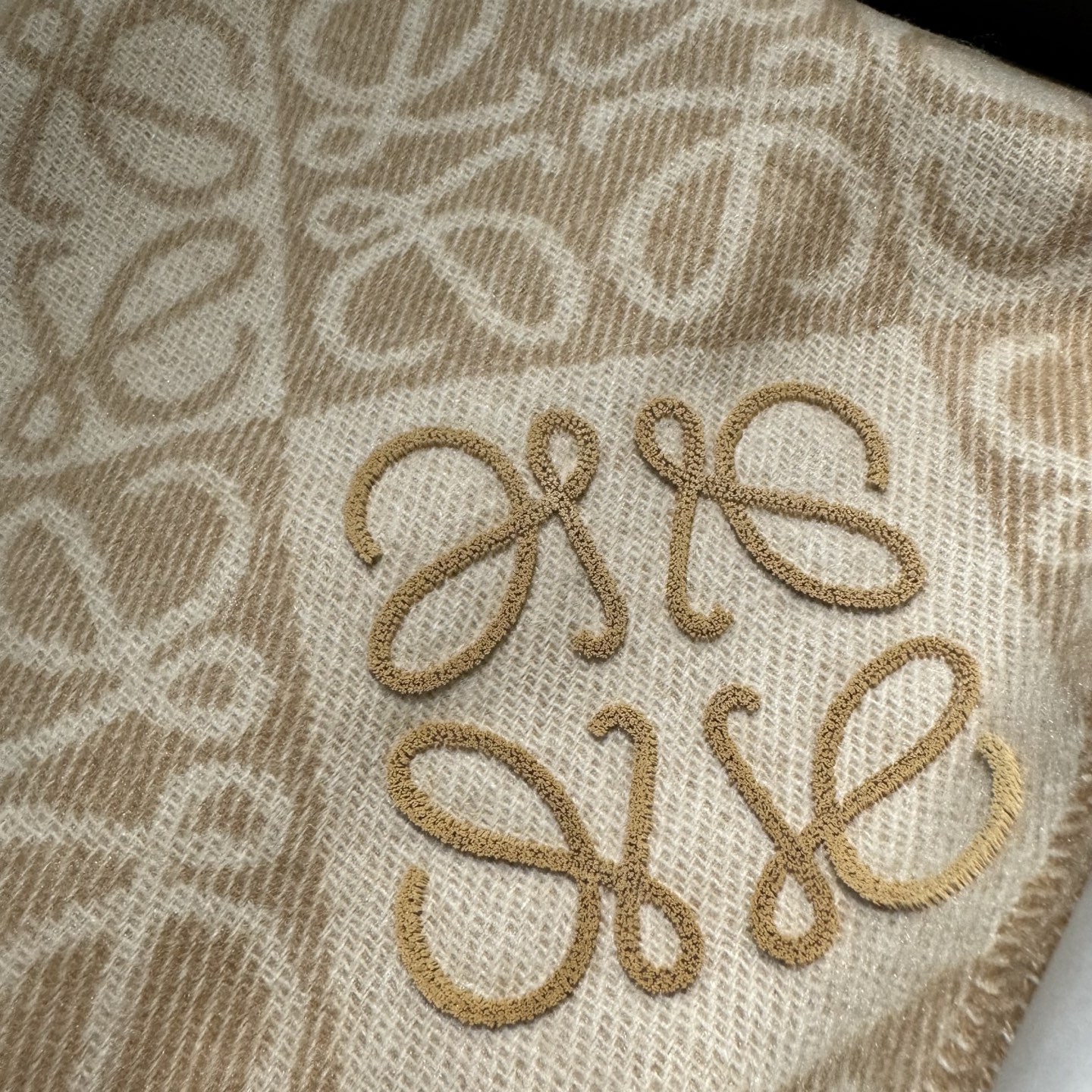 简直了！罗意威新品围巾太火爆了2025秋冬新品围巾升级后的棋盘格也太精致好看了印有浮雕anagram经典