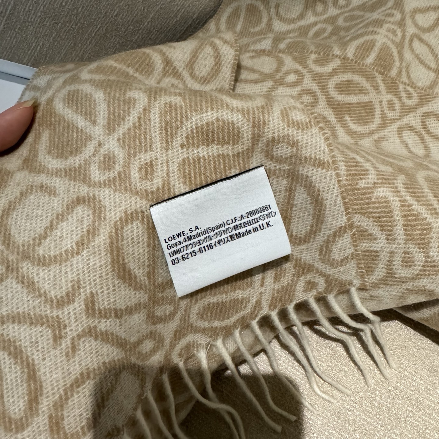 简直了！罗意威新品围巾太火爆了2025秋冬新品围巾升级后的棋盘格也太精致好看了印有浮雕anagram经典