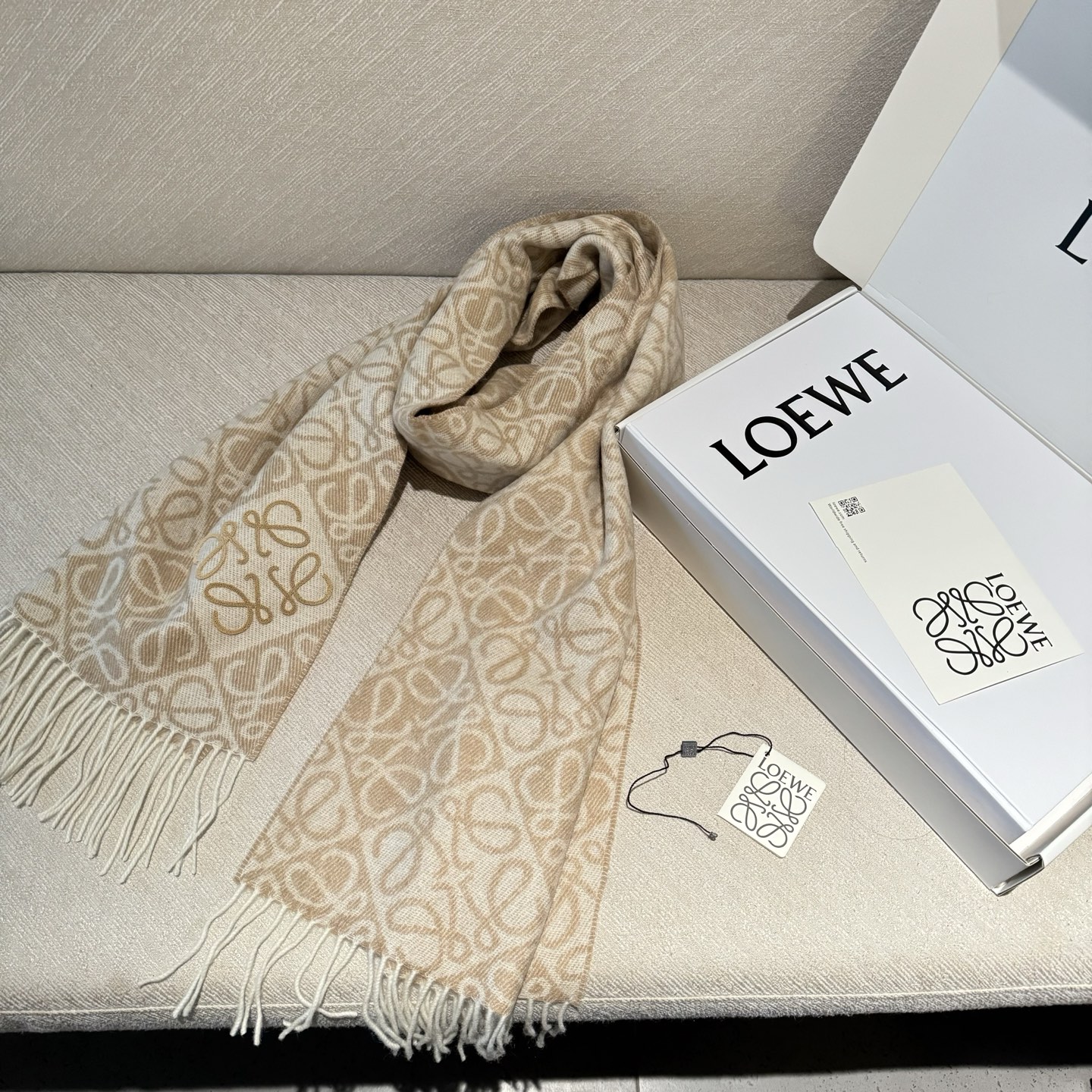 简直了！罗意威新品围巾太火爆了2025秋冬新品围巾升级后的棋盘格也太精致好看了印有浮雕anagram经典