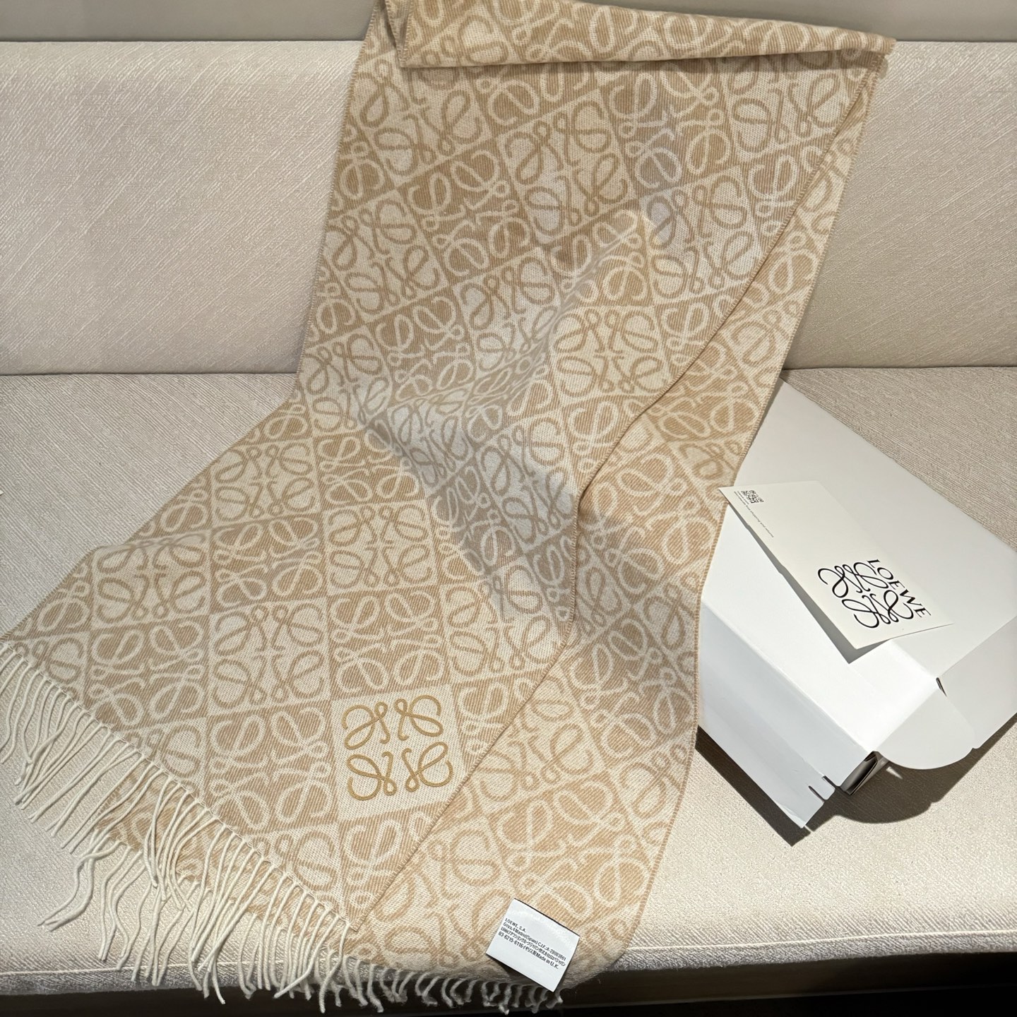 简直了！罗意威新品围巾太火爆了2025秋冬新品围巾升级后的棋盘格也太精致好看了印有浮雕anagram经典