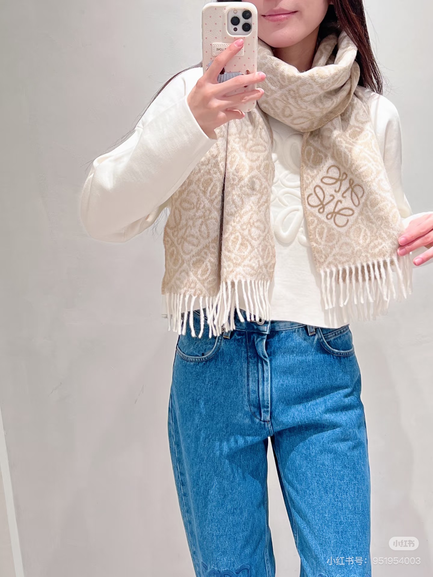 简直了！罗意威新品围巾太火爆了2025秋冬新品围巾升级后的棋盘格也太精致好看了印有浮雕anagram经典