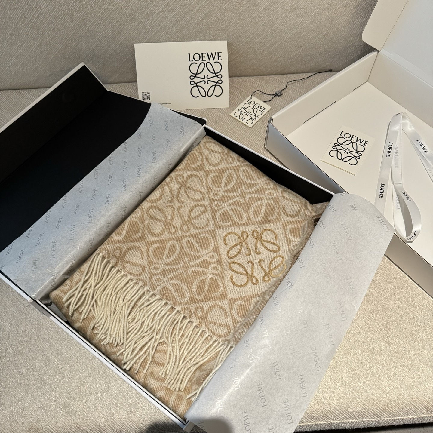 简直了！罗意威新品围巾太火爆了2025秋冬新品围巾升级后的棋盘格也太精致好看了印有浮雕anagram经典