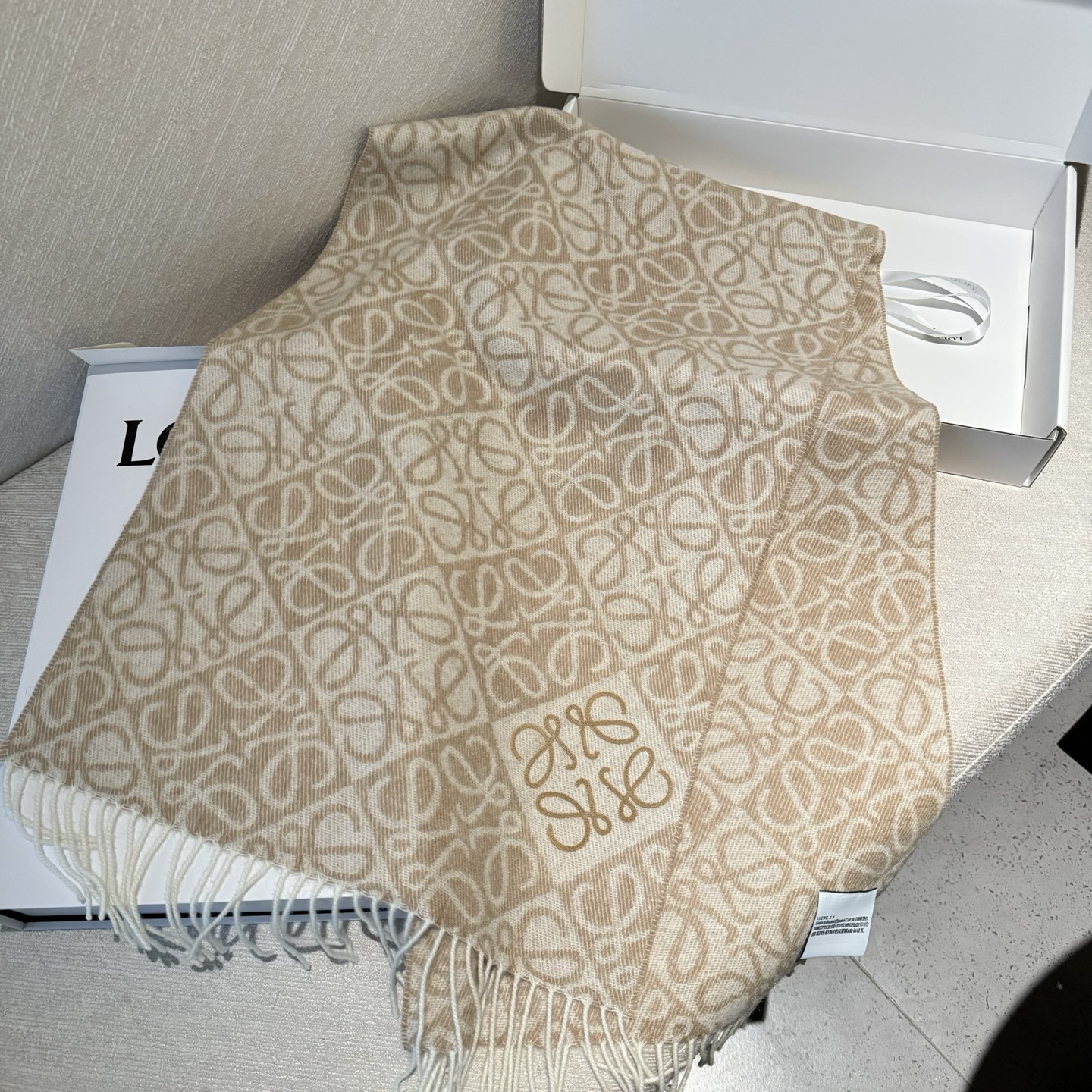 简直了！罗意威新品围巾太火爆了2025秋冬新品围巾升级后的棋盘格也太精致好看了印有浮雕anagram经典