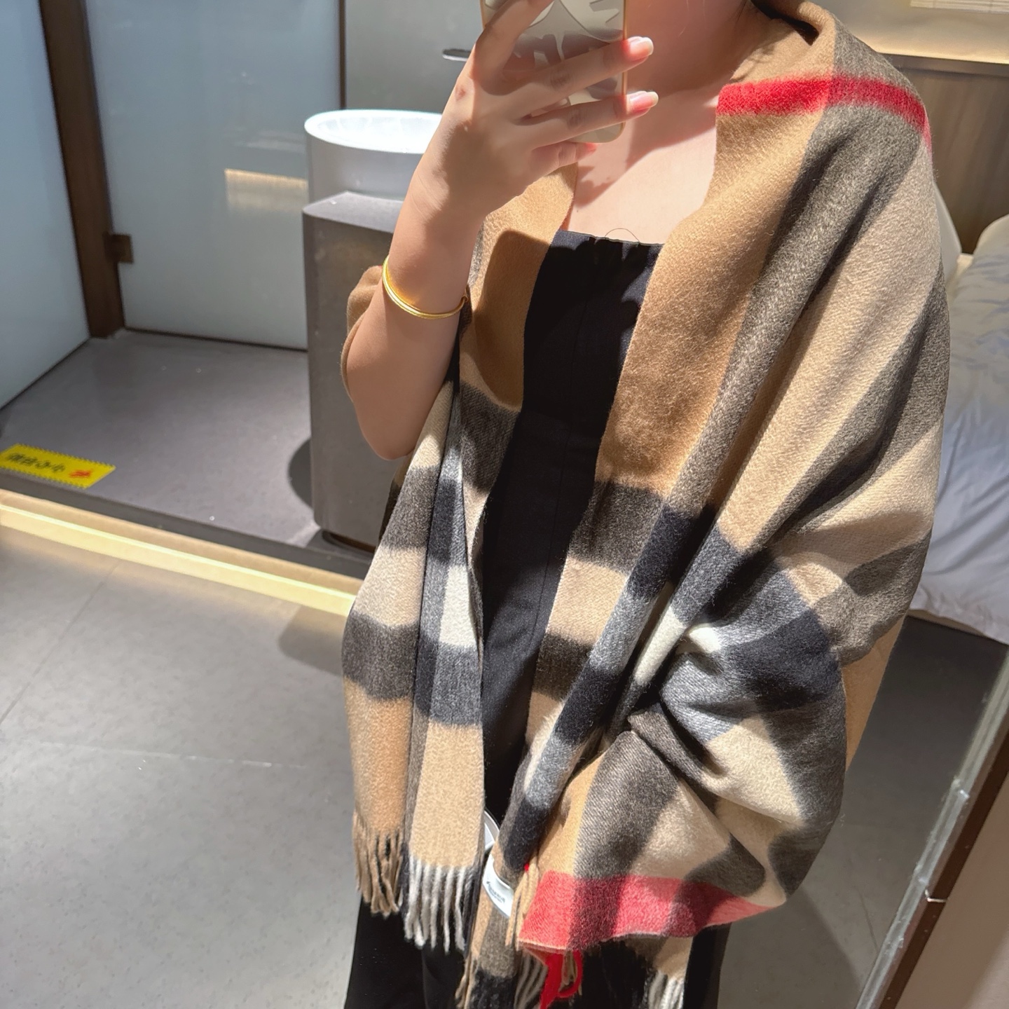 巴宝莉经典的不能再经典了，说不是正品都没人信！每年都供不应求 只因为品质过硬！简单低调、经典格纹！各位小