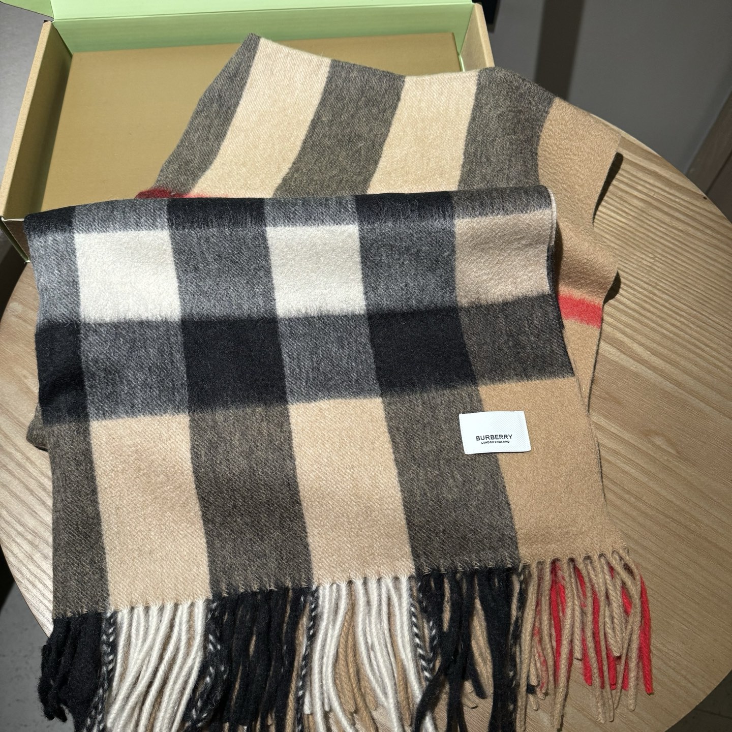 巴宝莉经典的不能再经典了，说不是正品都没人信！每年都供不应求 只因为品质过硬！简单低调、经典格纹！各位小