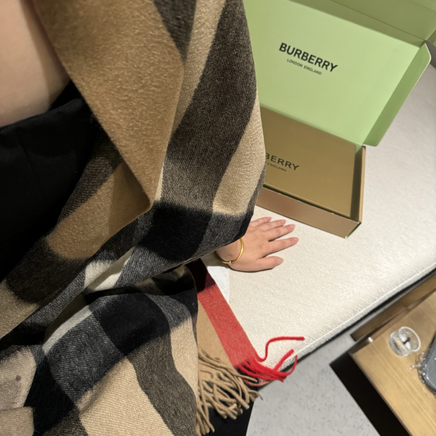 巴宝莉经典的不能再经典了，说不是正品都没人信！每年都供不应求 只因为品质过硬！简单低调、经典格纹！各位小