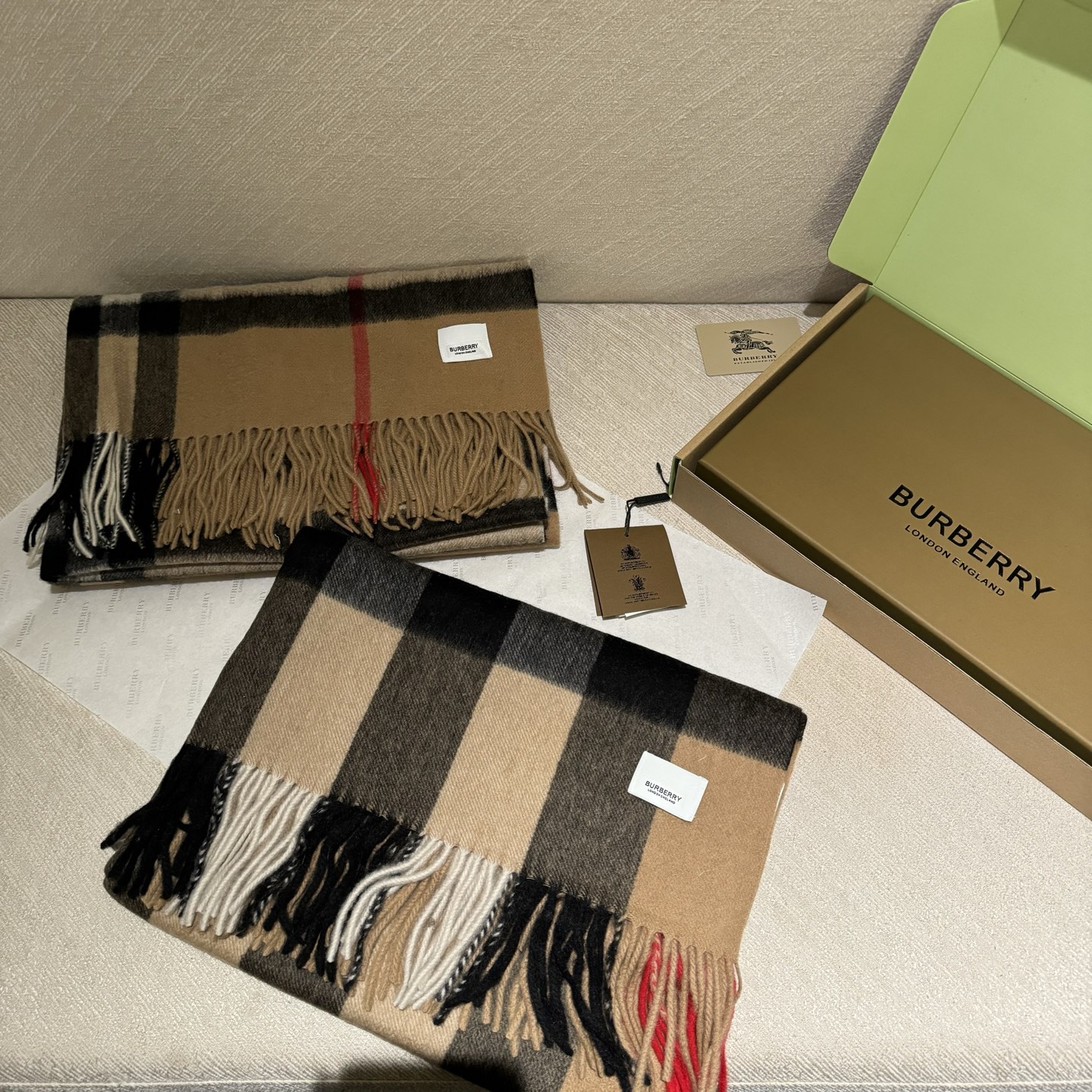 巴宝莉经典的不能再经典了，说不是正品都没人信！每年都供不应求 只因为品质过硬！简单低调、经典格纹！各位小