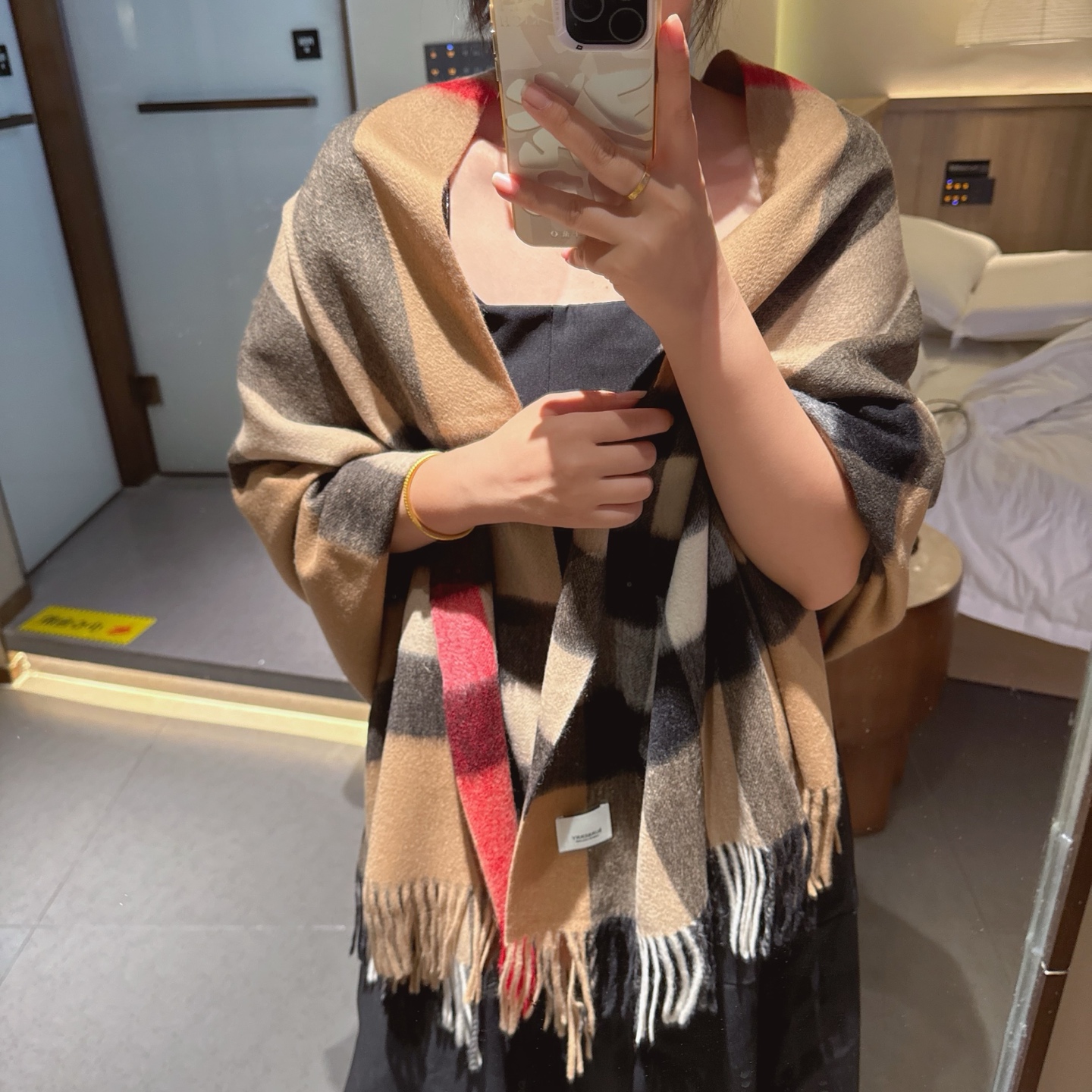 巴宝莉经典的不能再经典了，说不是正品都没人信！每年都供不应求 只因为品质过硬！简单低调、经典格纹！各位小