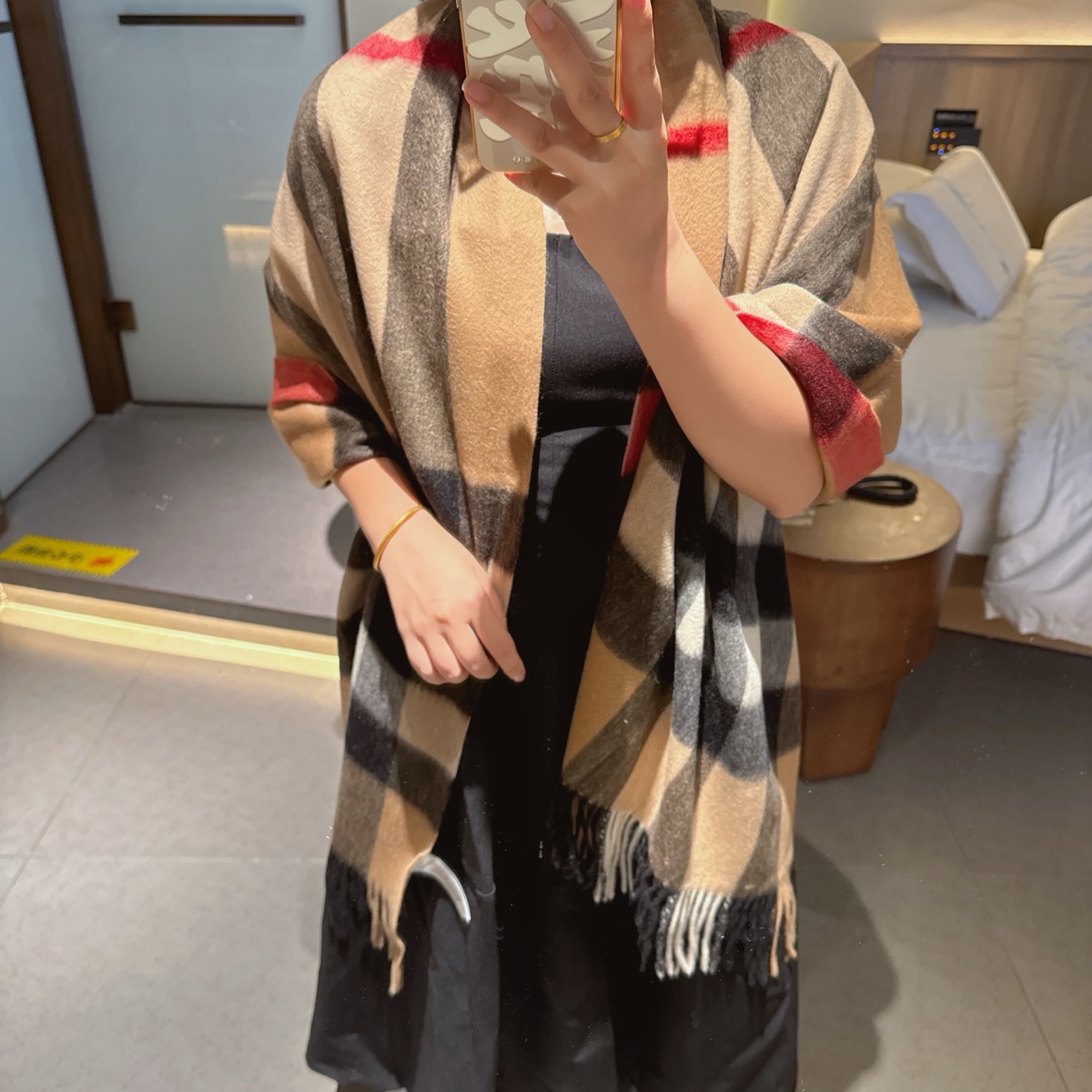 巴宝莉经典的不能再经典了，说不是正品都没人信！每年都供不应求 只因为品质过硬！简单低调、经典格纹！各位小