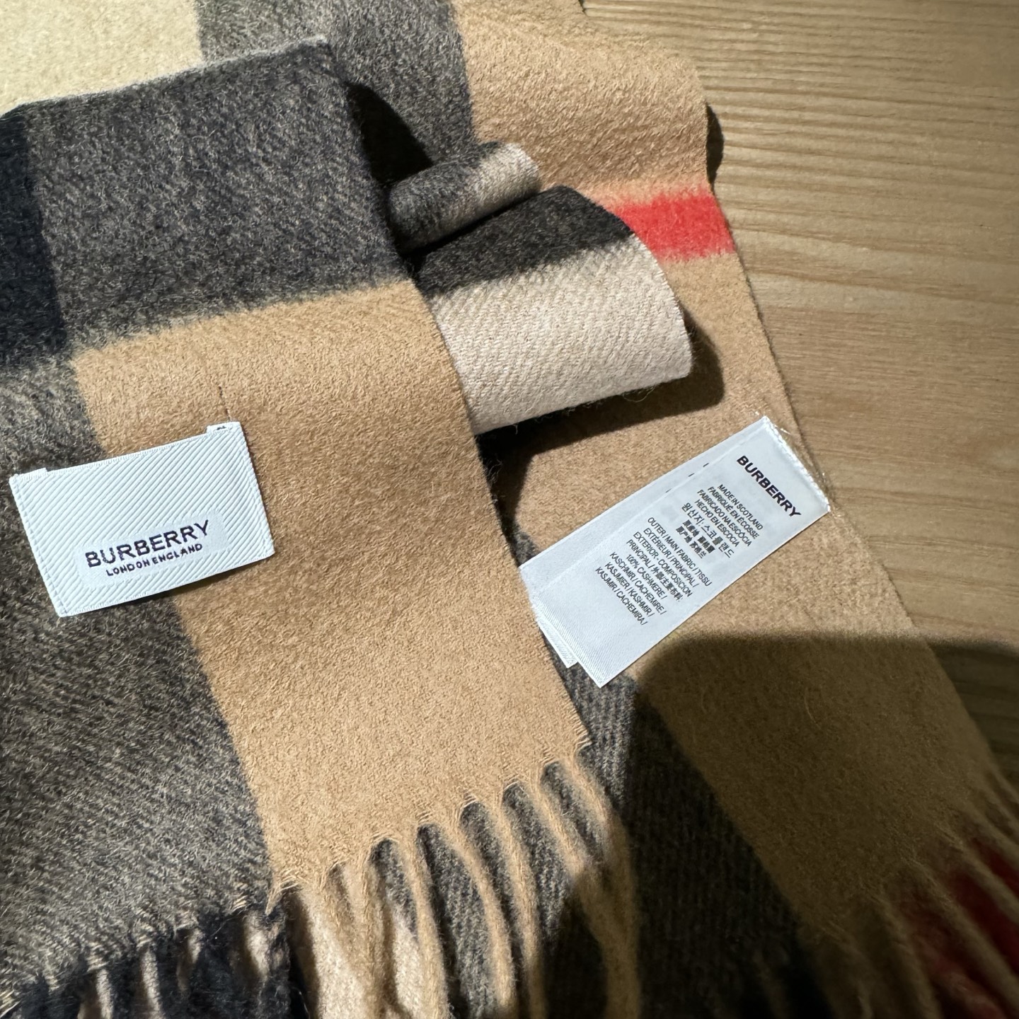 巴宝莉经典的不能再经典了，说不是正品都没人信！每年都供不应求 只因为品质过硬！简单低调、经典格纹！各位小