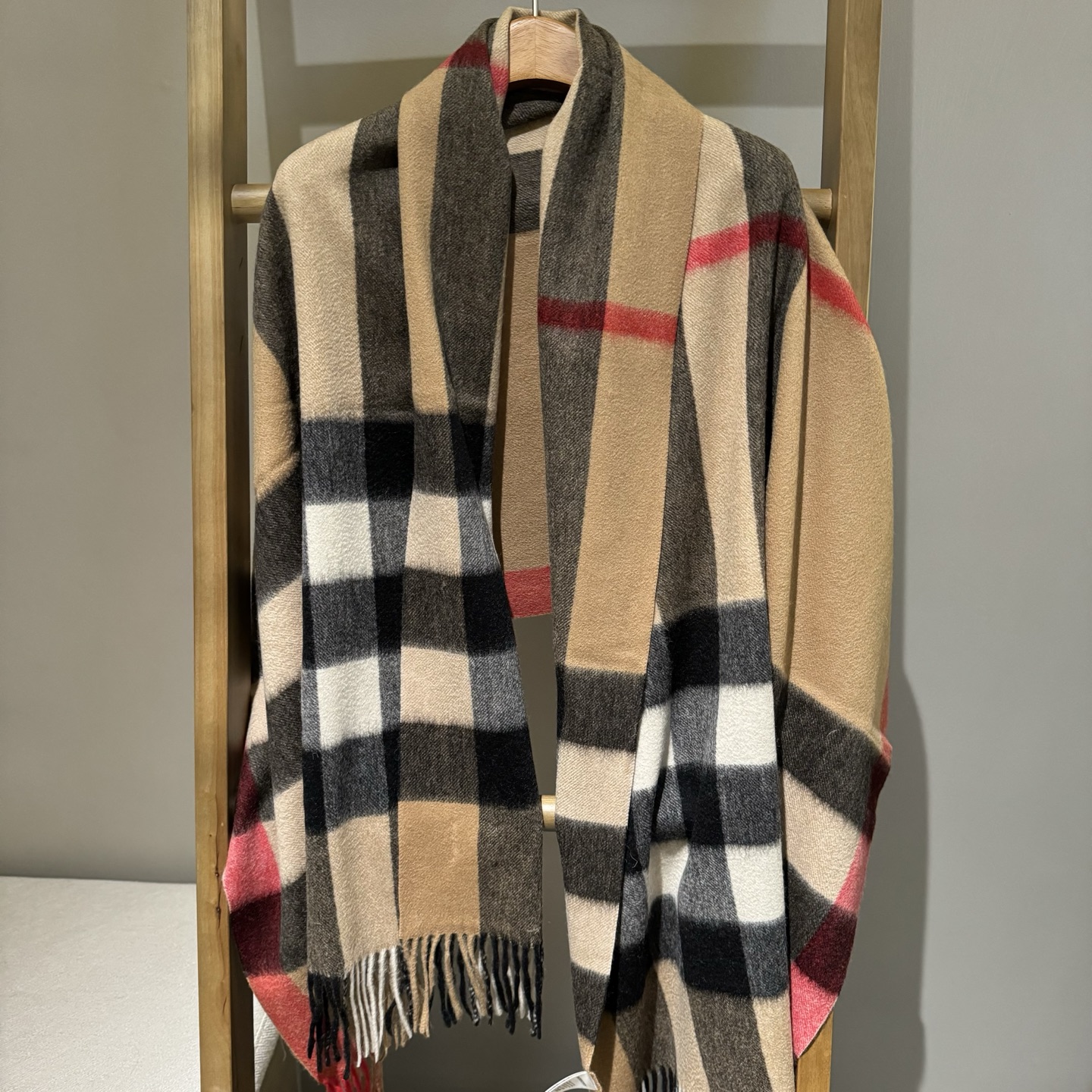 巴宝莉经典的不能再经典了，说不是正品都没人信！每年都供不应求 只因为品质过硬！简单低调、经典格纹！各位小