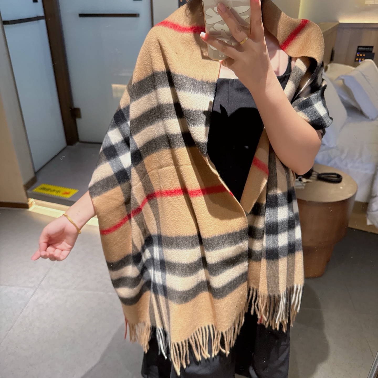 巴宝莉经典的不能再经典了，说不是正品都没人信！每年都供不应求 只因为品质过硬！简单低调、经典格纹！各位小