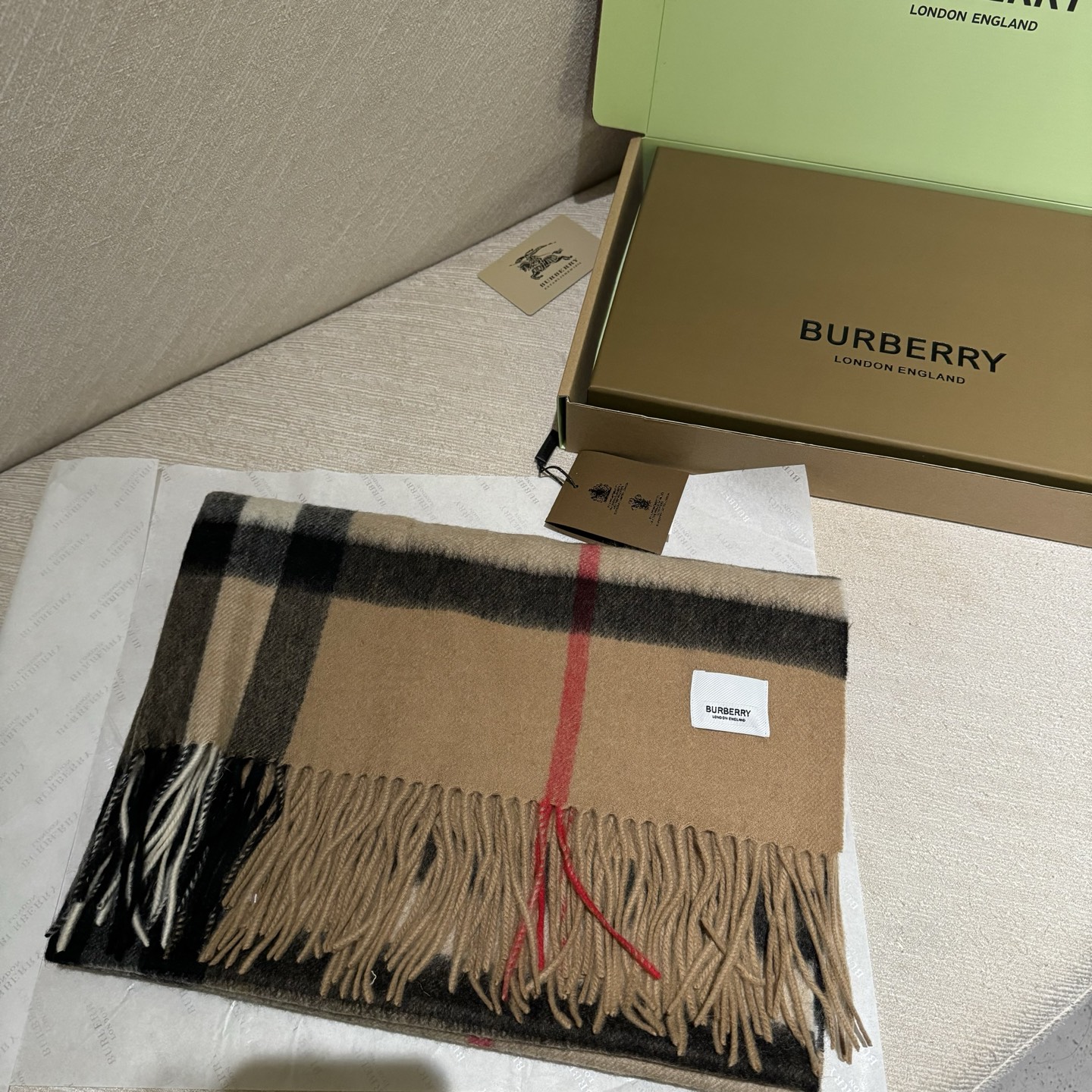 巴宝莉经典的不能再经典了，说不是正品都没人信！每年都供不应求 只因为品质过硬！简单低调、经典格纹！各位小