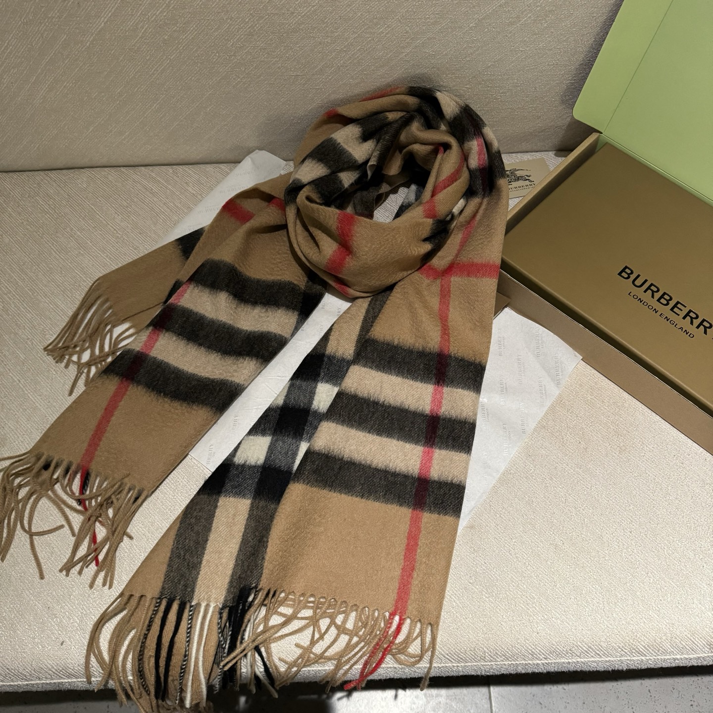 巴宝莉经典的不能再经典了，说不是正品都没人信！每年都供不应求 只因为品质过硬！简单低调、经典格纹！各位小