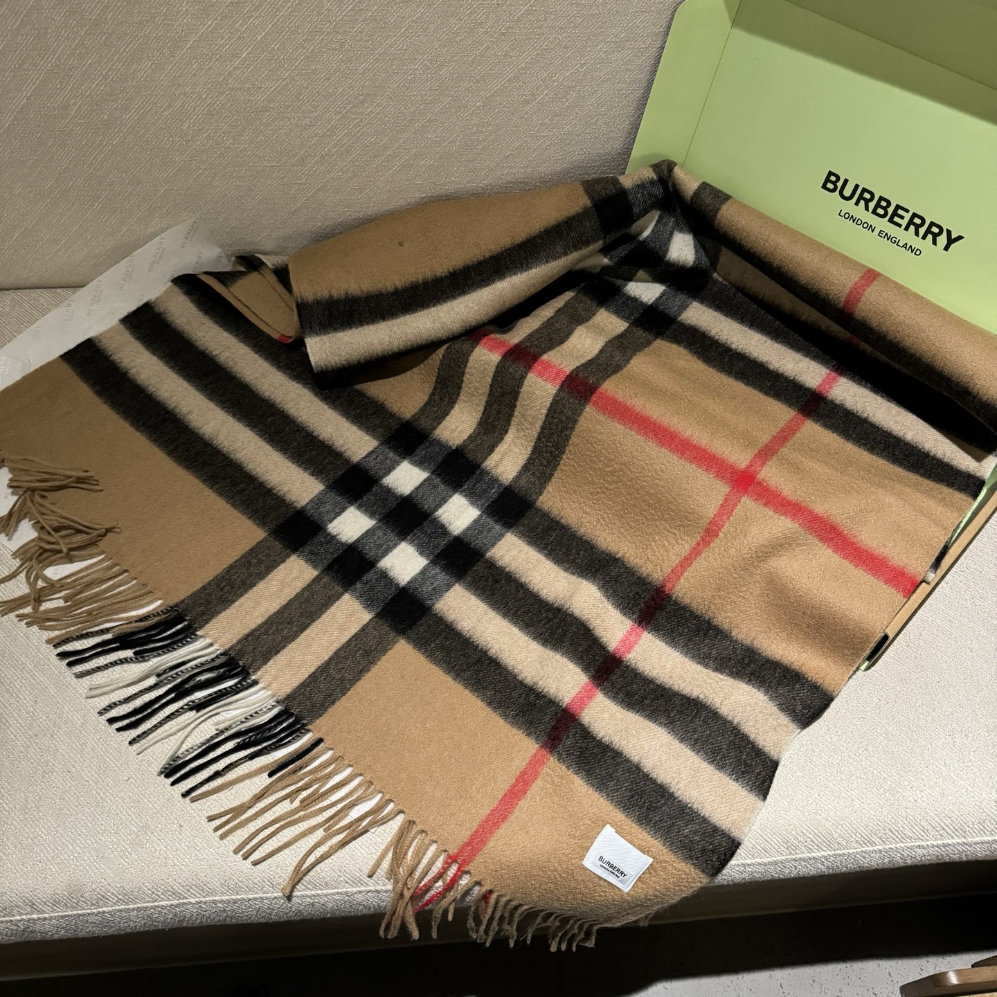 巴宝莉经典的不能再经典了，说不是正品都没人信！每年都供不应求 只因为品质过硬！简单低调、经典格纹！各位小