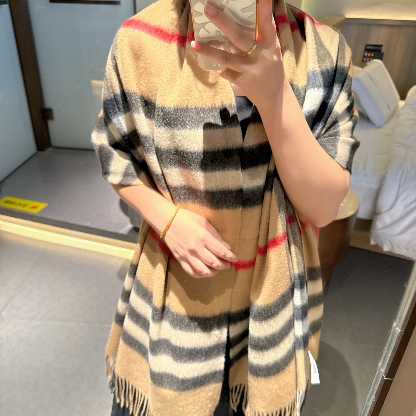 巴宝莉经典的不能再经典了，说不是正品都没人信！每年都供不应求 只因为品质过硬！简单低调、经典格纹！各位小