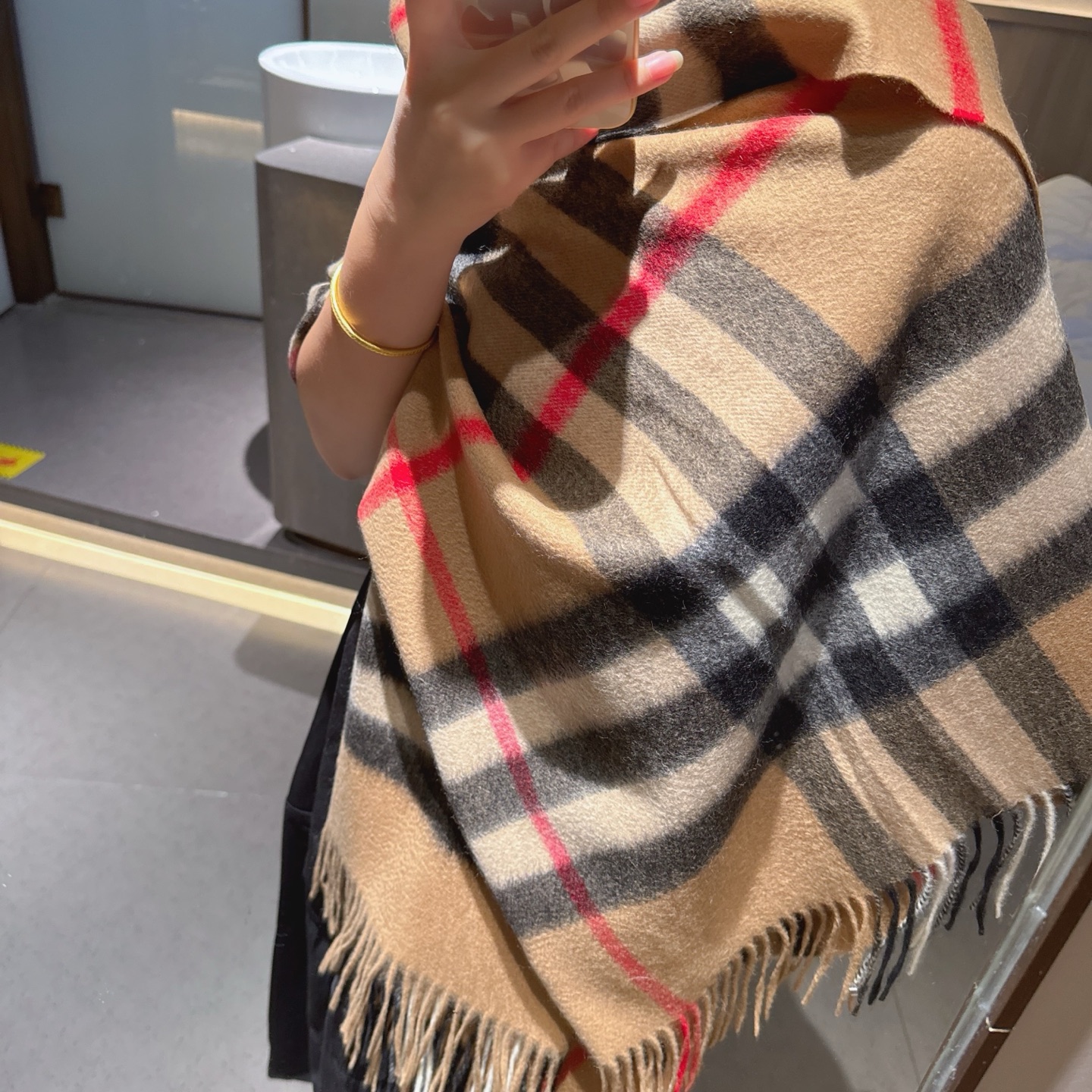 巴宝莉经典的不能再经典了，说不是正品都没人信！每年都供不应求 只因为品质过硬！简单低调、经典格纹！各位小