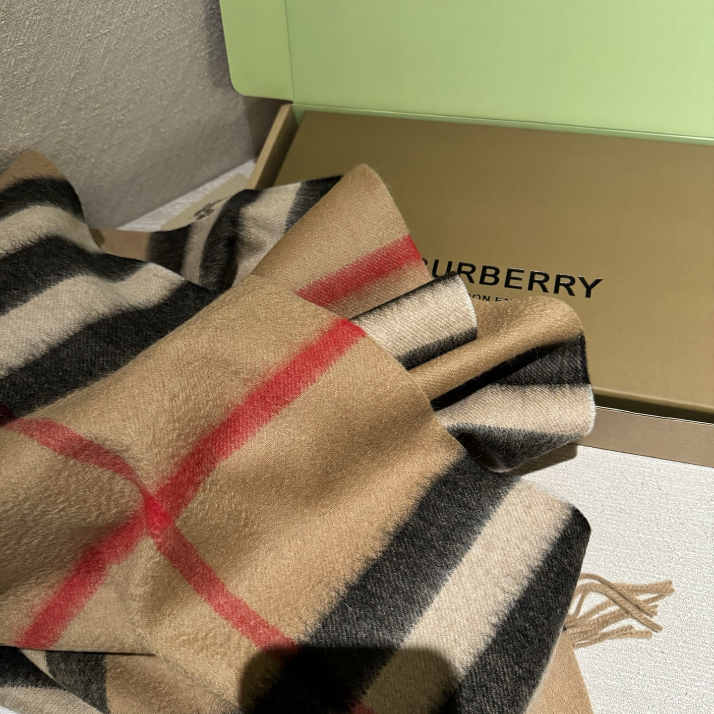 巴宝莉经典的不能再经典了，说不是正品都没人信！每年都供不应求 只因为品质过硬！简单低调、经典格纹！各位小