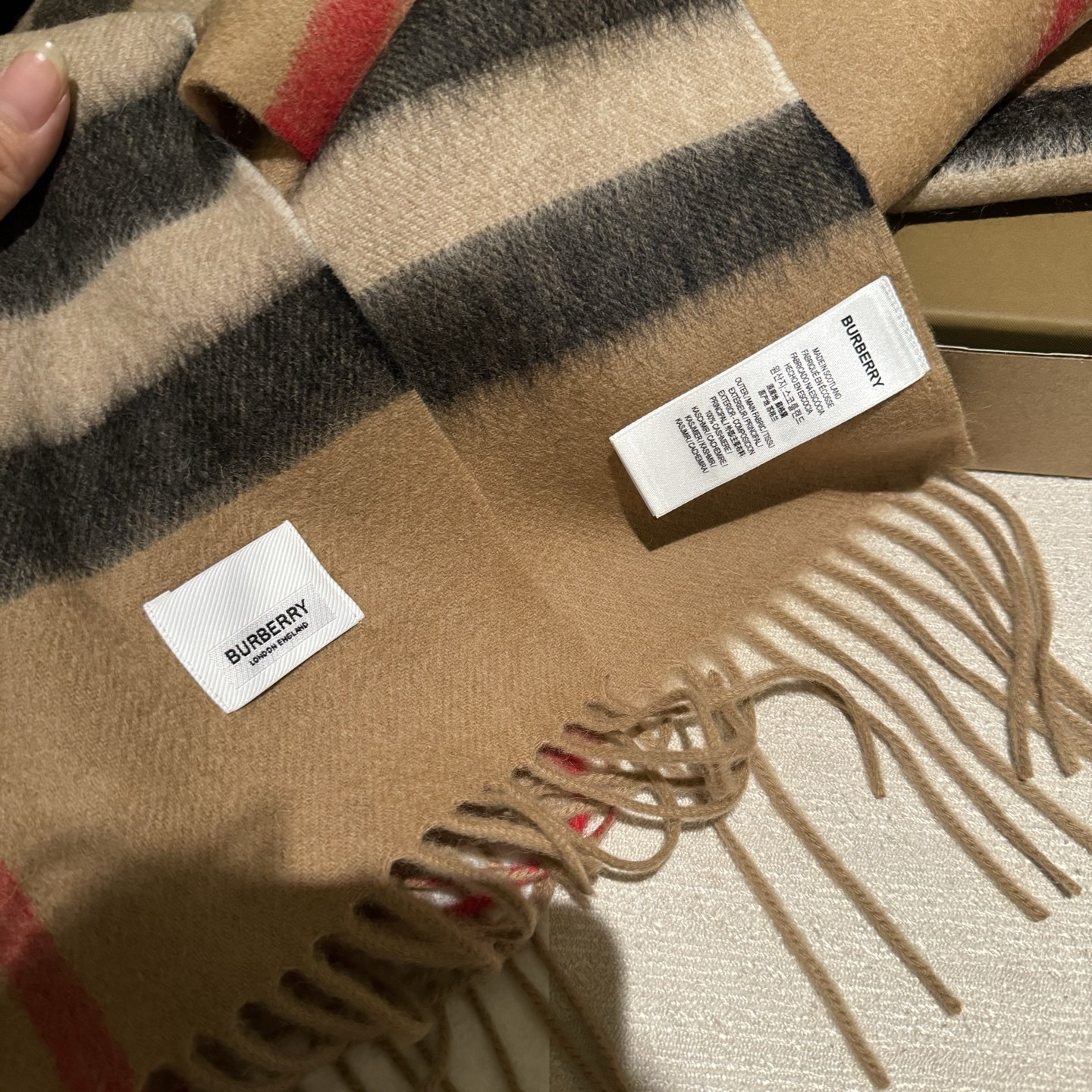 巴宝莉经典的不能再经典了，说不是正品都没人信！每年都供不应求 只因为品质过硬！简单低调、经典格纹！各位小