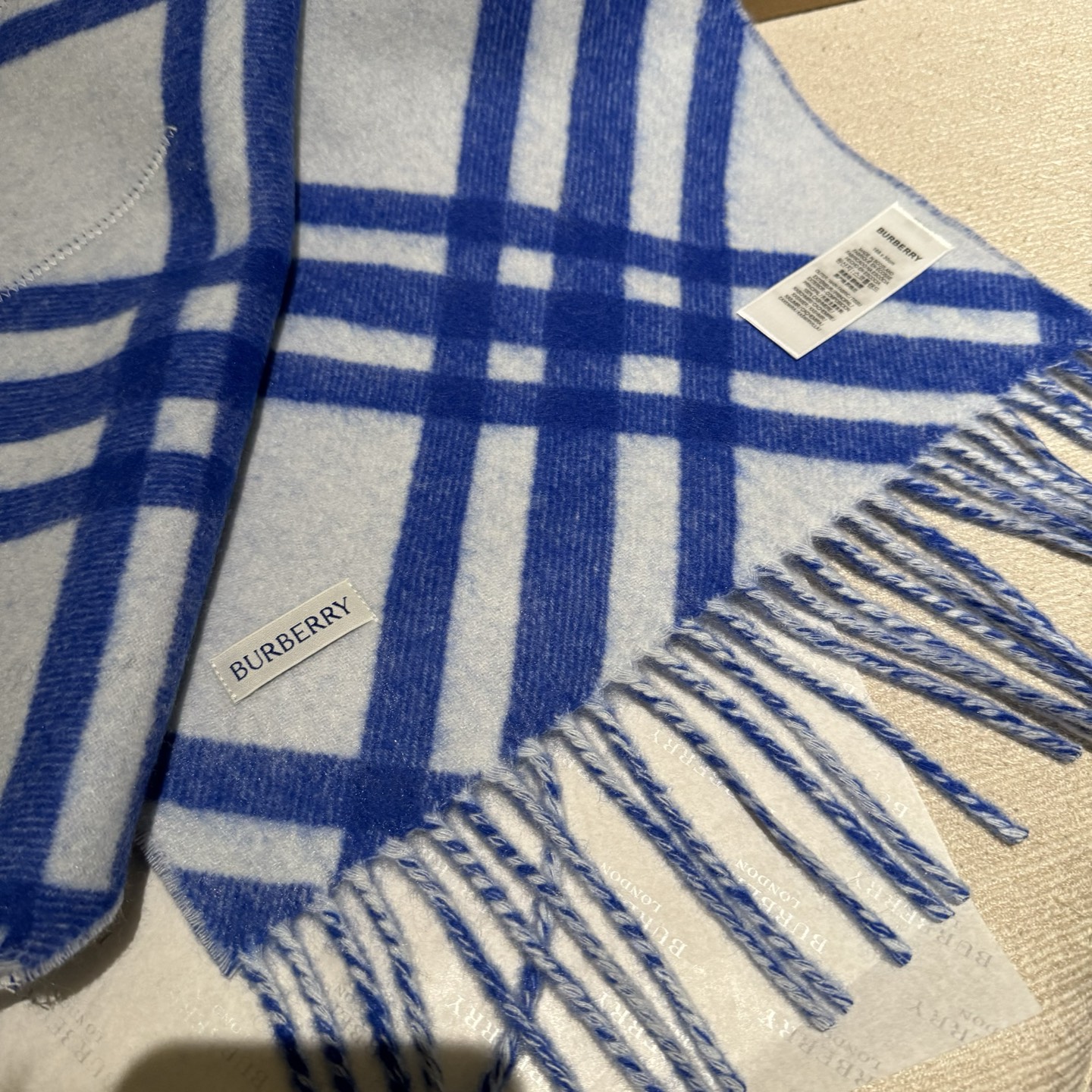 双面围巾 🆕Burberry · 巴宝莉格子围巾❗️好看的要疯掉了，太有型太有魅力了❗️❗️非常斯文时尚