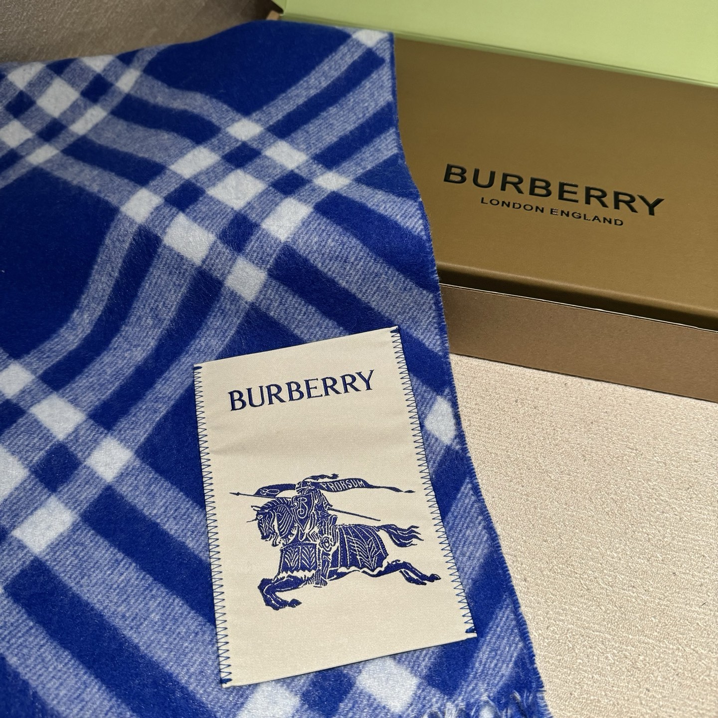 双面围巾 🆕Burberry · 巴宝莉格子围巾❗️好看的要疯掉了，太有型太有魅力了❗️❗️非常斯文时尚