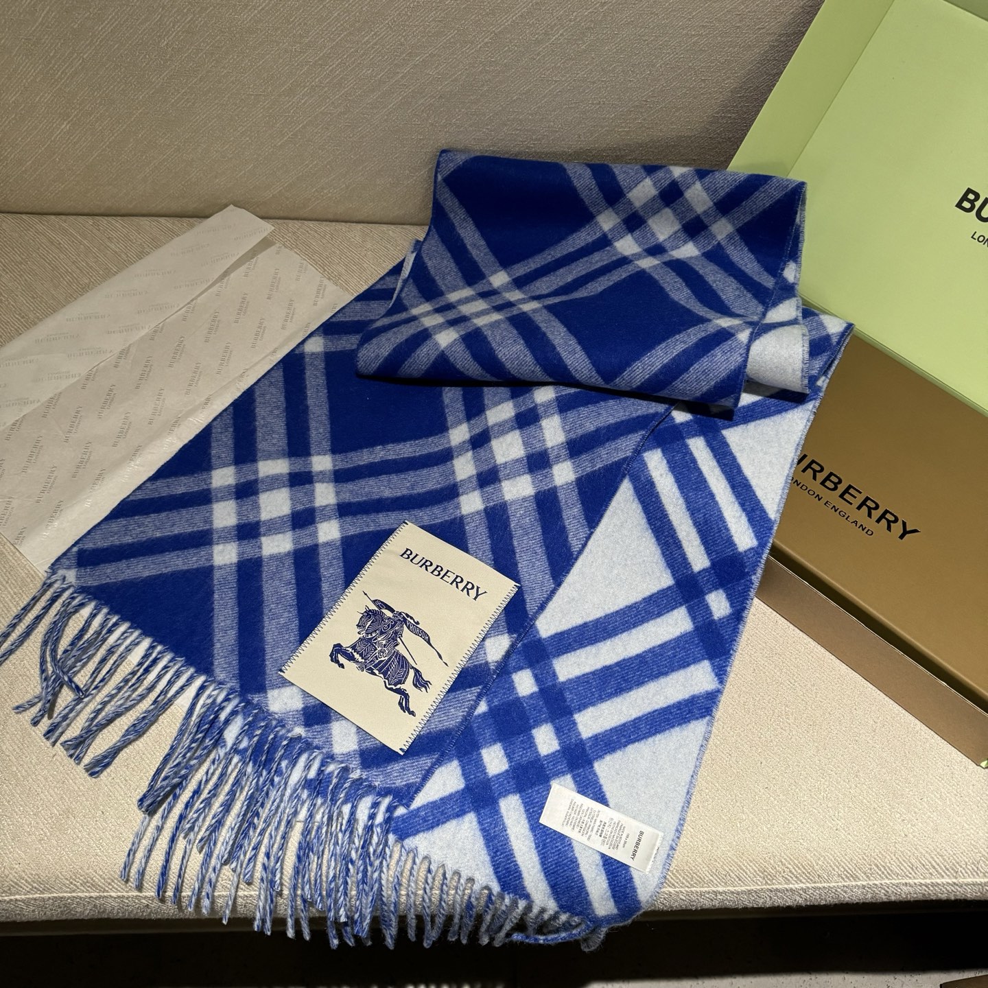 双面围巾 🆕Burberry · 巴宝莉格子围巾❗️好看的要疯掉了，太有型太有魅力了❗️❗️非常斯文时尚