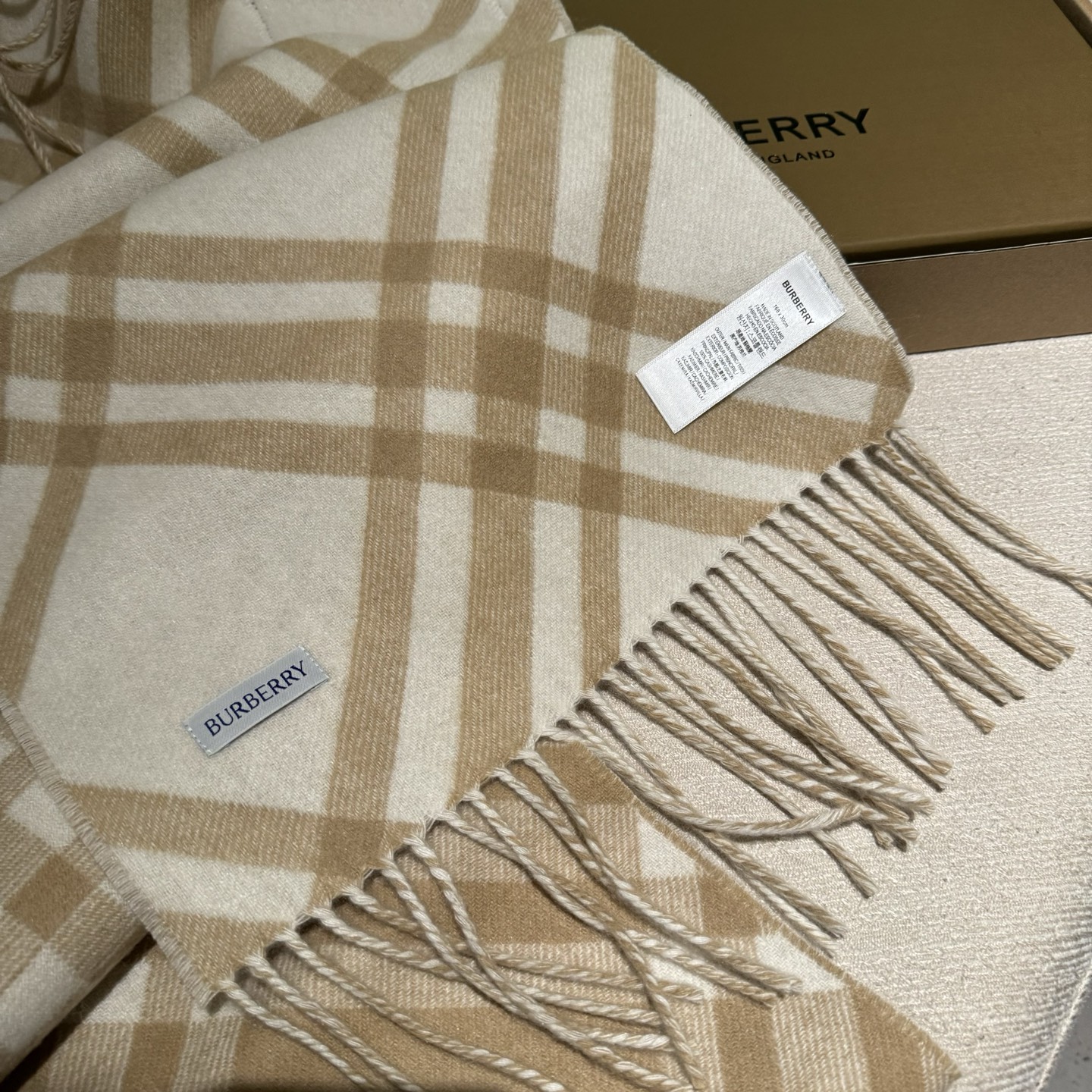 双面围巾 🆕Burberry · 巴宝莉格子围巾❗️好看的要疯掉了，太有型太有魅力了❗️❗️非常斯文时尚