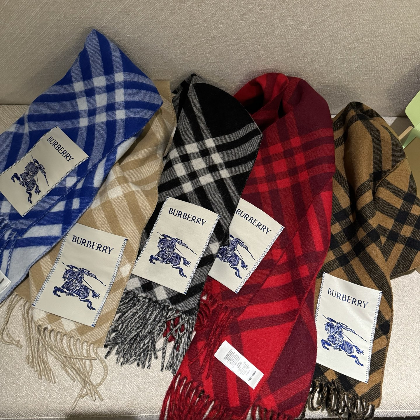 双面围巾 🆕Burberry · 巴宝莉格子围巾❗️好看的要疯掉了，太有型太有魅力了❗️❗️非常斯文时尚