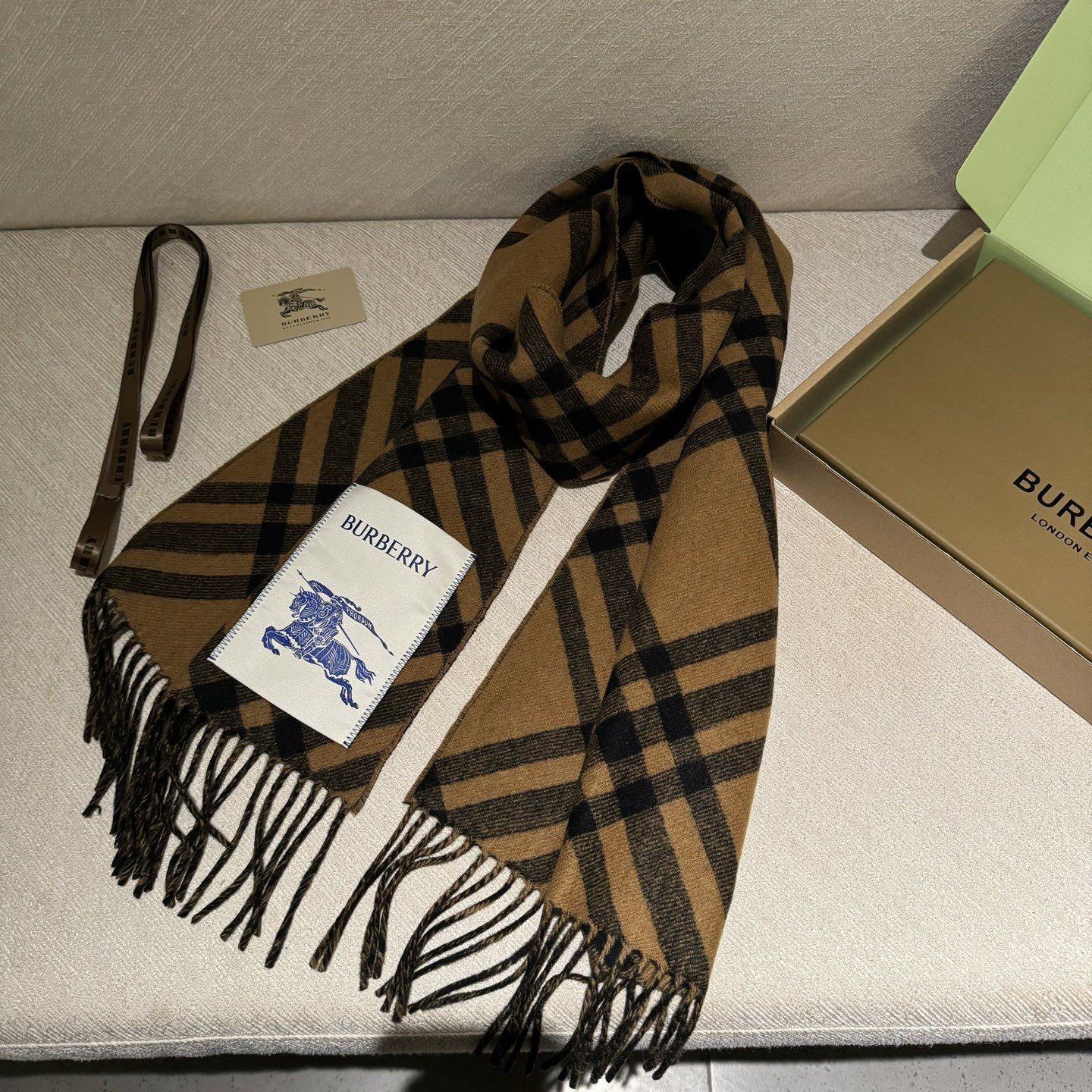 双面围巾 🆕Burberry · 巴宝莉格子围巾❗️好看的要疯掉了，太有型太有魅力了❗️❗️非常斯文时尚