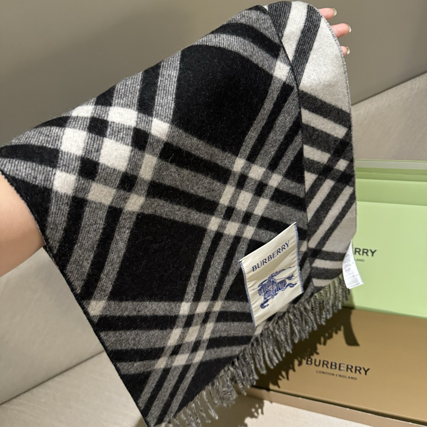 双面围巾 🆕Burberry · 巴宝莉格子围巾❗️好看的要疯掉了，太有型太有魅力了❗️❗️非常斯文时尚