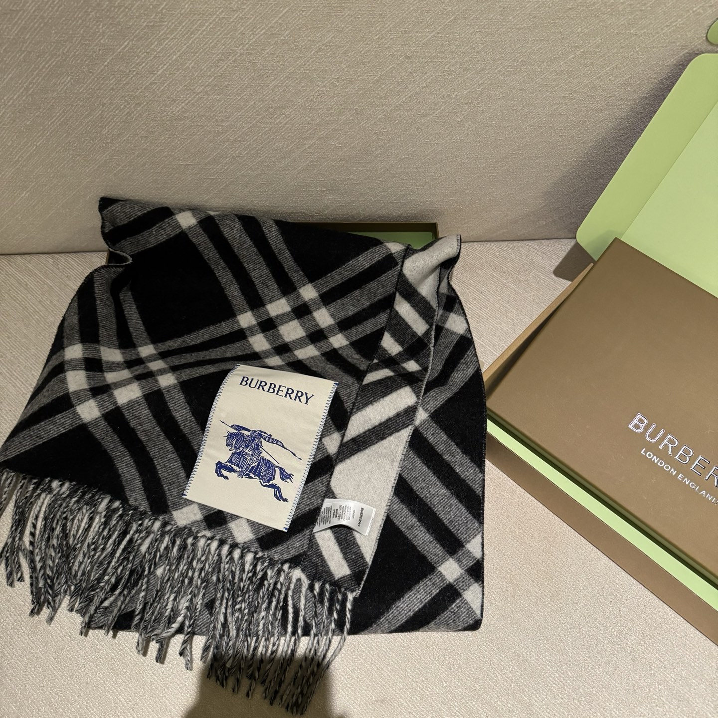 双面围巾 🆕Burberry · 巴宝莉格子围巾❗️好看的要疯掉了，太有型太有魅力了❗️❗️非常斯文时尚