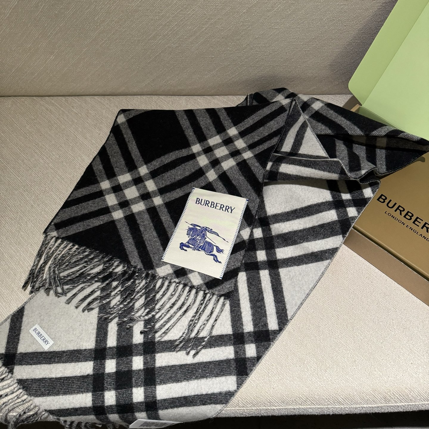 双面围巾 🆕Burberry · 巴宝莉格子围巾❗️好看的要疯掉了，太有型太有魅力了❗️❗️非常斯文时尚