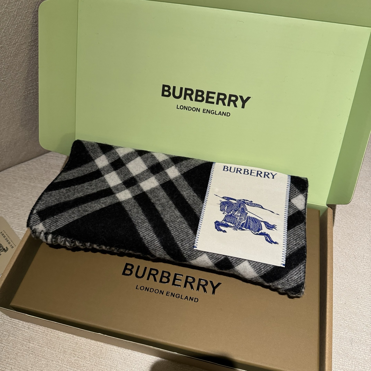 双面围巾 🆕Burberry · 巴宝莉格子围巾❗️好看的要疯掉了，太有型太有魅力了❗️❗️非常斯文时尚