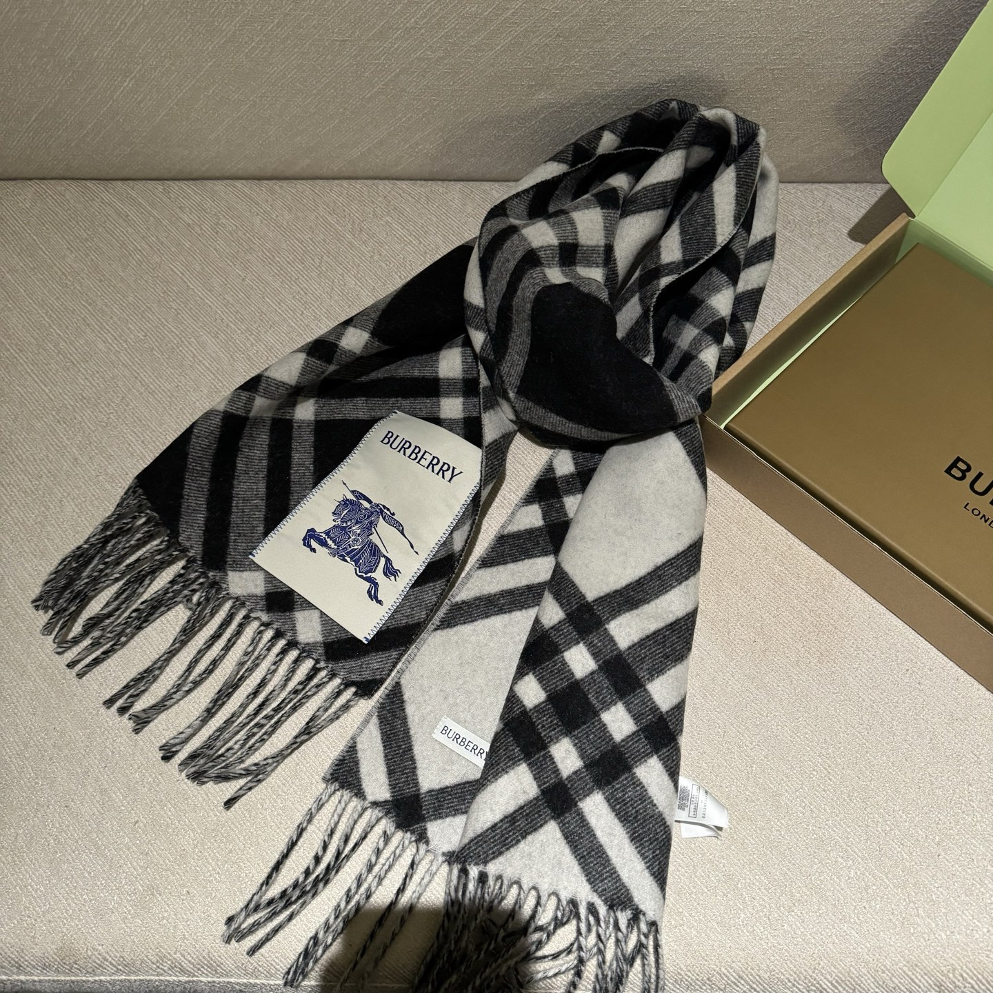 双面围巾 🆕Burberry · 巴宝莉格子围巾❗️好看的要疯掉了，太有型太有魅力了❗️❗️非常斯文时尚