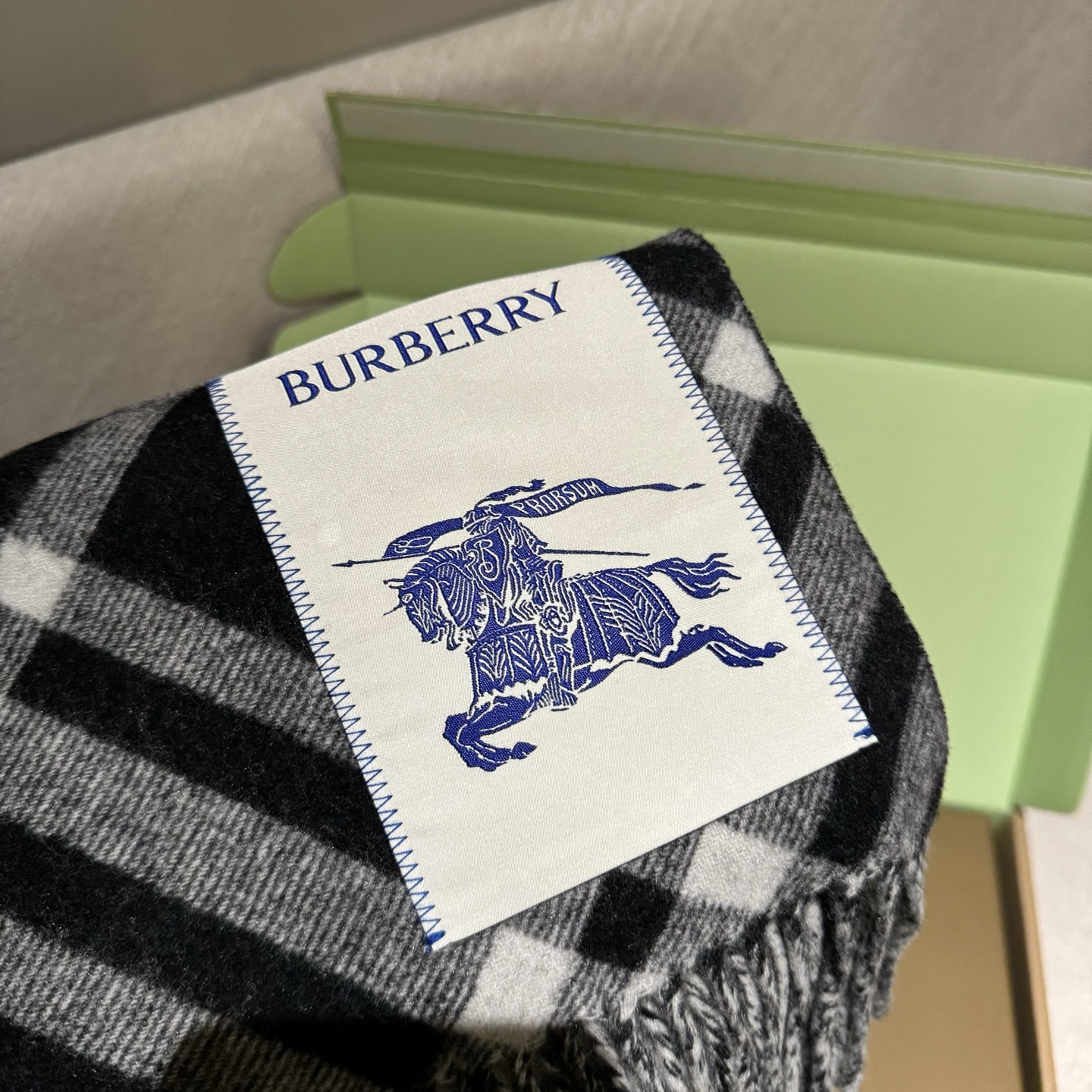 双面围巾 🆕Burberry · 巴宝莉格子围巾❗️好看的要疯掉了，太有型太有魅力了❗️❗️非常斯文时尚