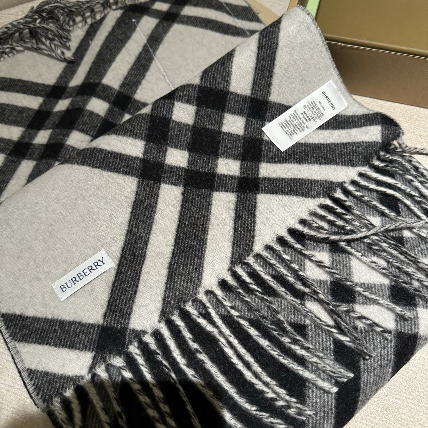 双面围巾 🆕Burberry · 巴宝莉格子围巾❗️好看的要疯掉了，太有型太有魅力了❗️❗️非常斯文时尚