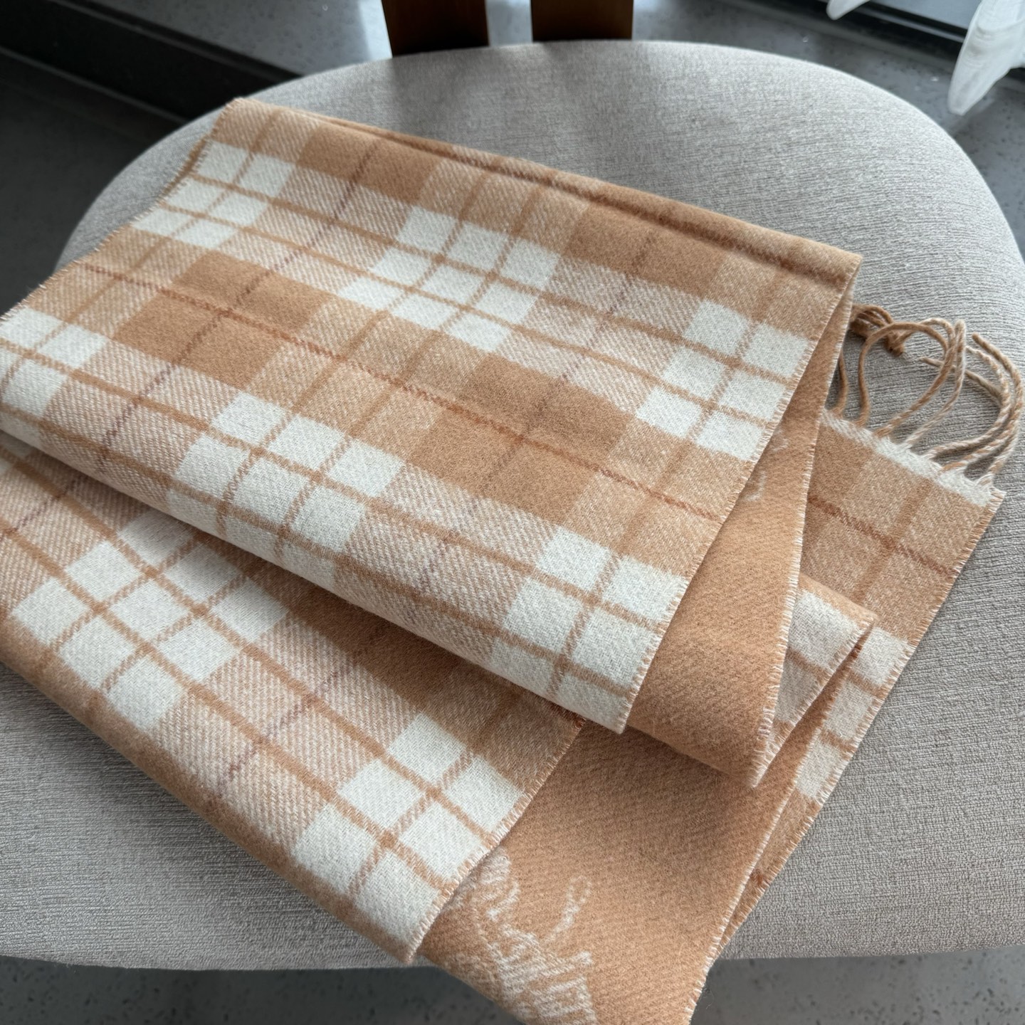 COACH经典 蔻驰围巾也太好看了吧！不仅有颜值还有品质，97%羊毛+3%羊绒，手感超级软糯和舒服，尺寸