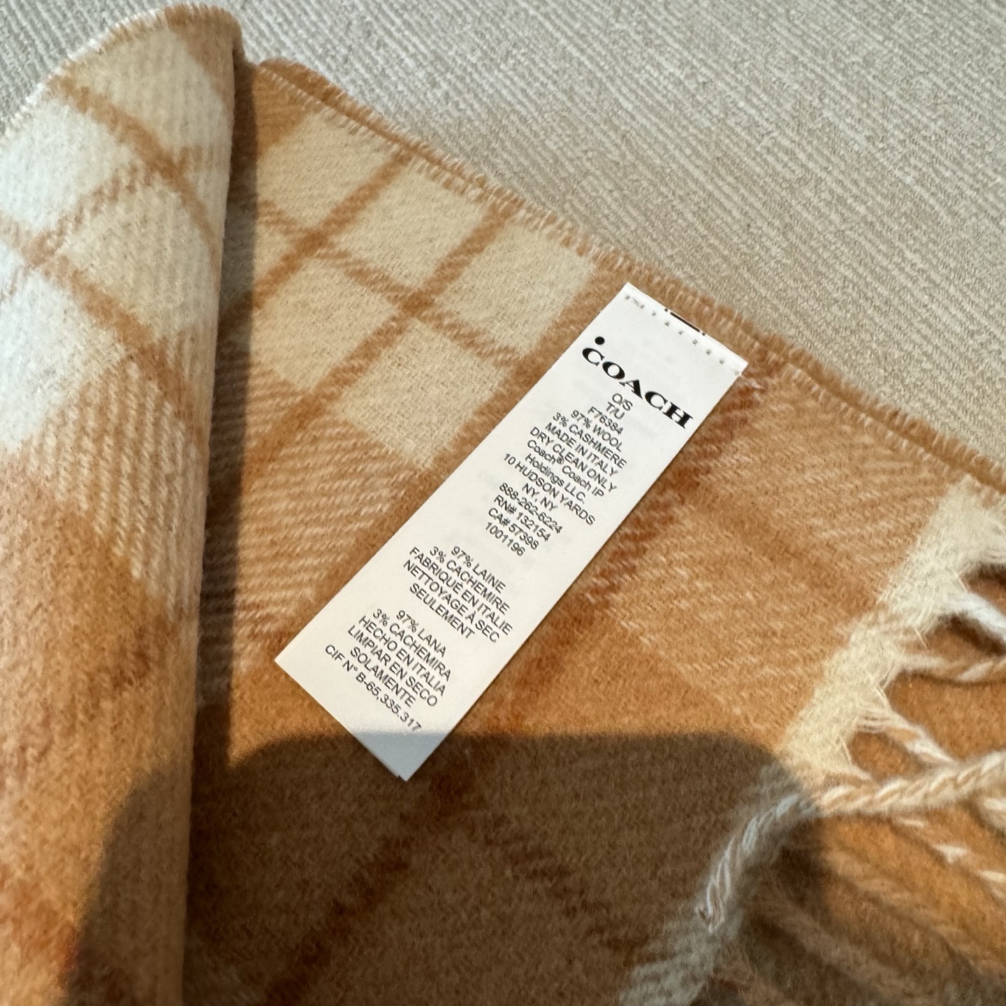 COACH经典 蔻驰围巾也太好看了吧！不仅有颜值还有品质，97%羊毛+3%羊绒，手感超级软糯和舒服，尺寸