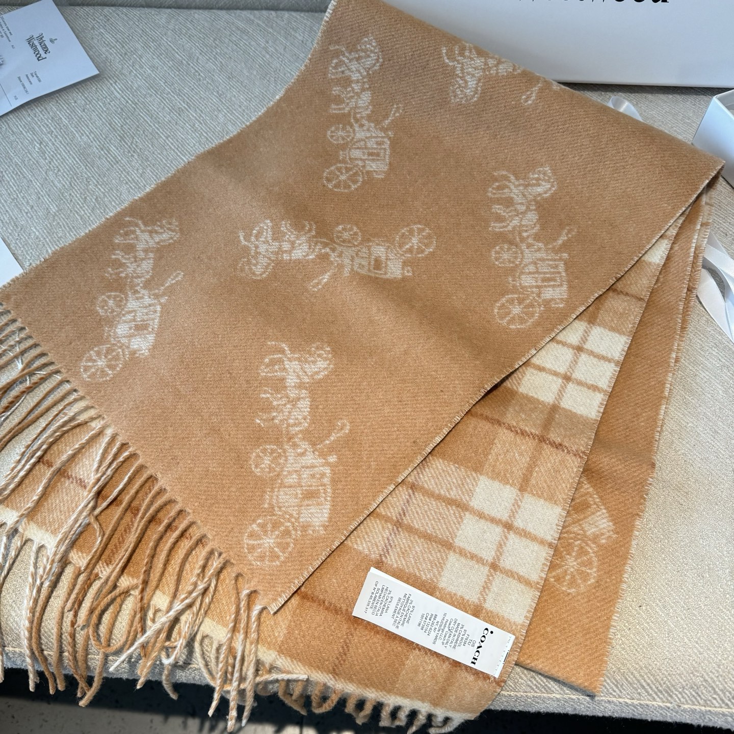 COACH经典 蔻驰围巾也太好看了吧！不仅有颜值还有品质，97%羊毛+3%羊绒，手感超级软糯和舒服，尺寸