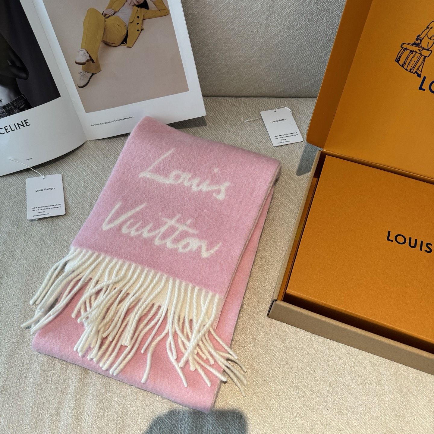 Lv新款 粉粉嫩嫩的羊毛围巾 快来入手58%羊毛➕42%羊驼毛 网红专柜都在抢断货 现货发售 尺寸是22