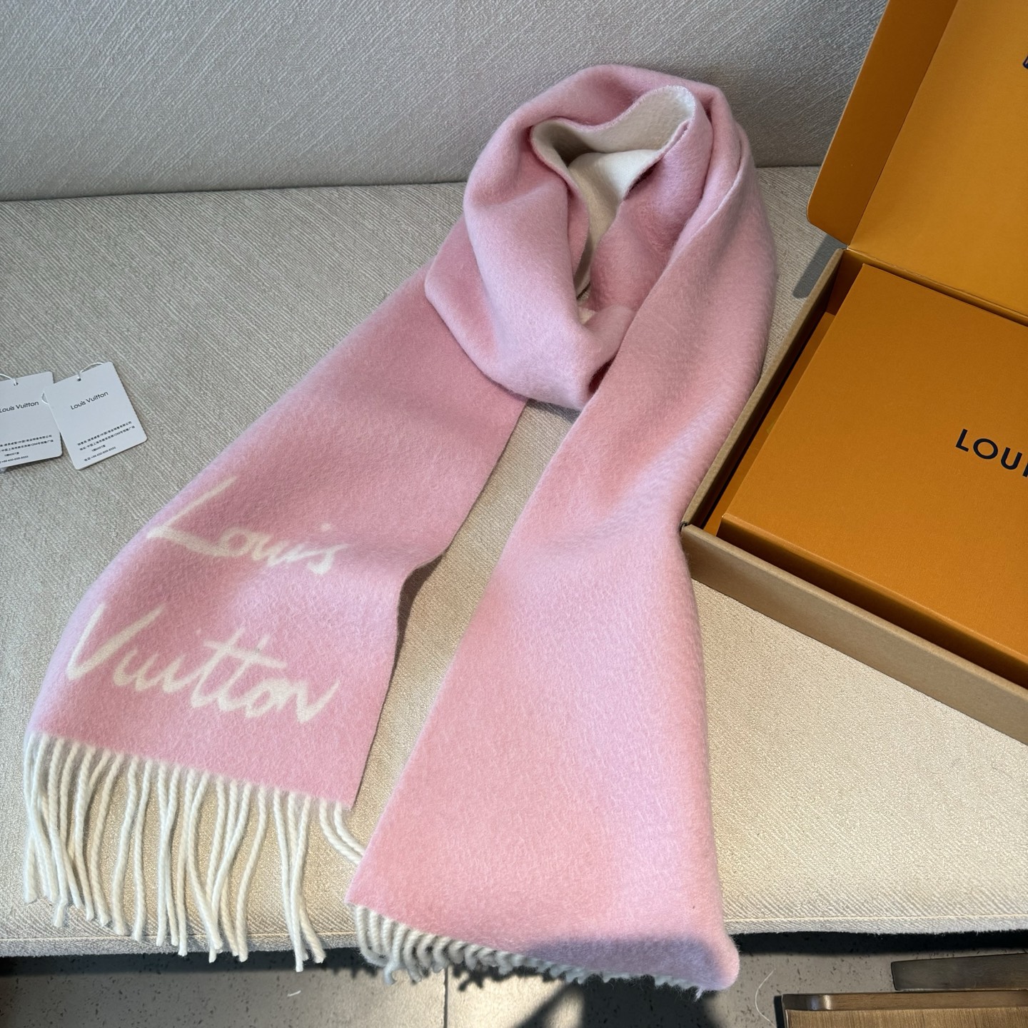 Lv新款 粉粉嫩嫩的羊毛围巾 快来入手58%羊毛➕42%羊驼毛 网红专柜都在抢断货 现货发售 尺寸是22