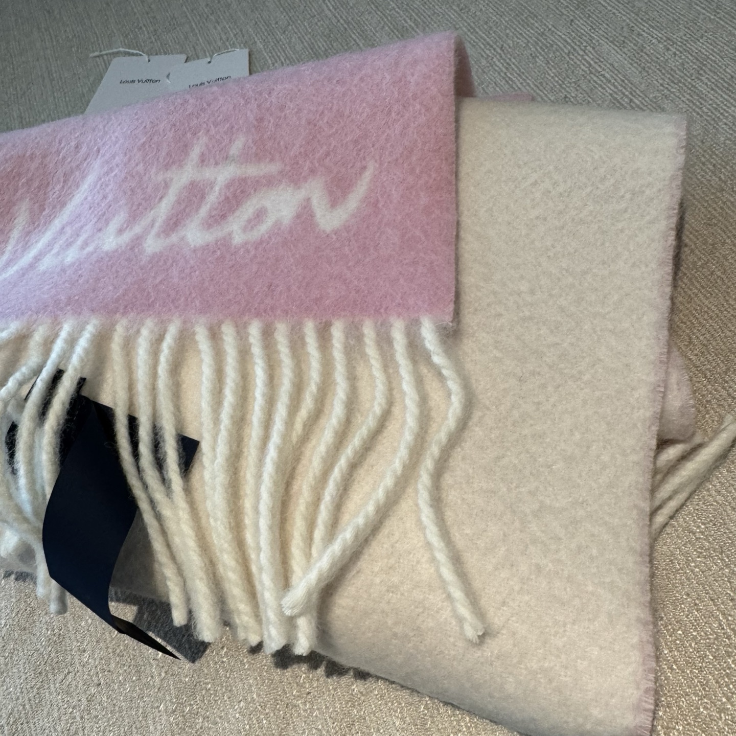 Lv新款 粉粉嫩嫩的羊毛围巾 快来入手58%羊毛➕42%羊驼毛 网红专柜都在抢断货 现货发售 尺寸是22