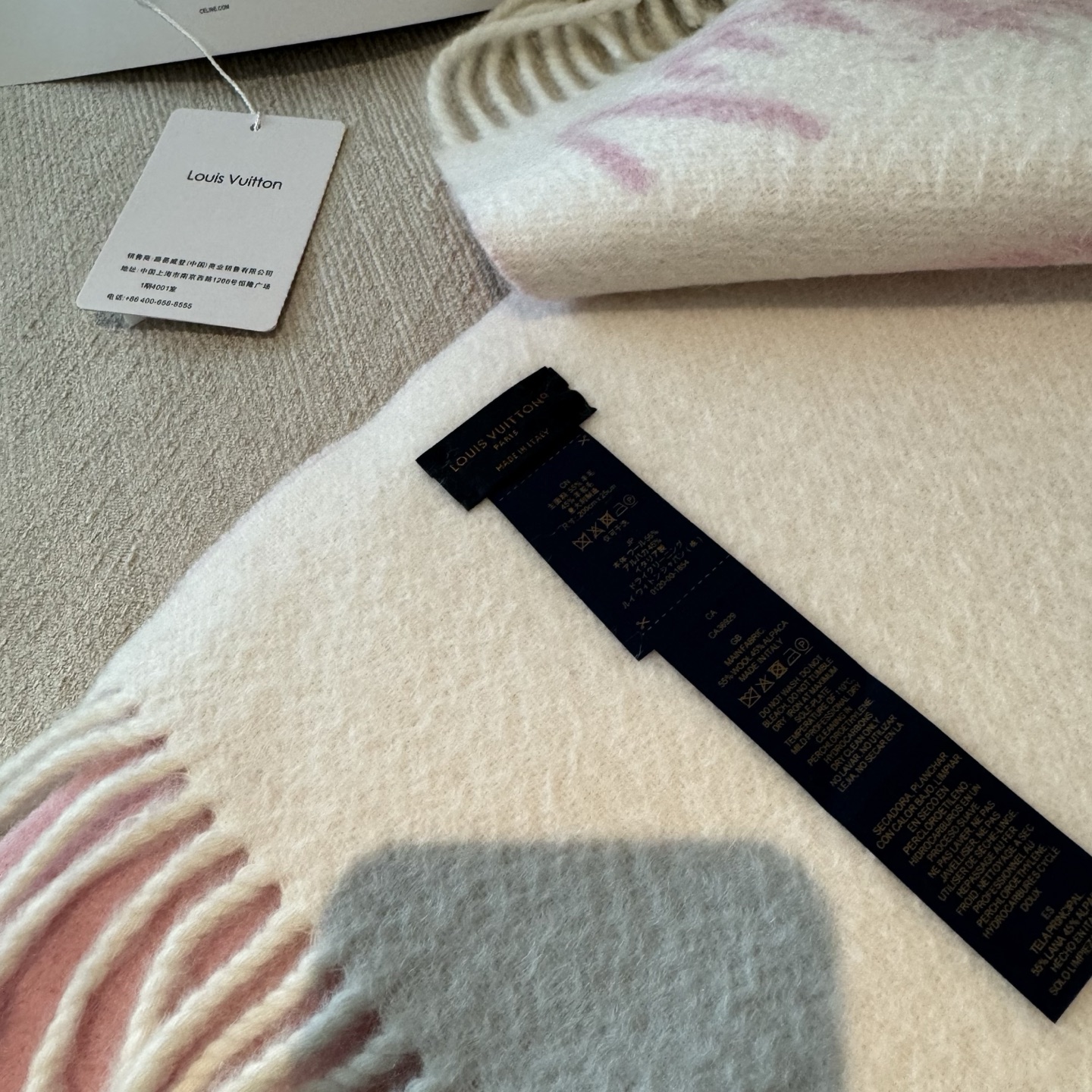 Lv新款 粉粉嫩嫩的羊毛围巾 快来入手58%羊毛➕42%羊驼毛 网红专柜都在抢断货 现货发售 尺寸是22