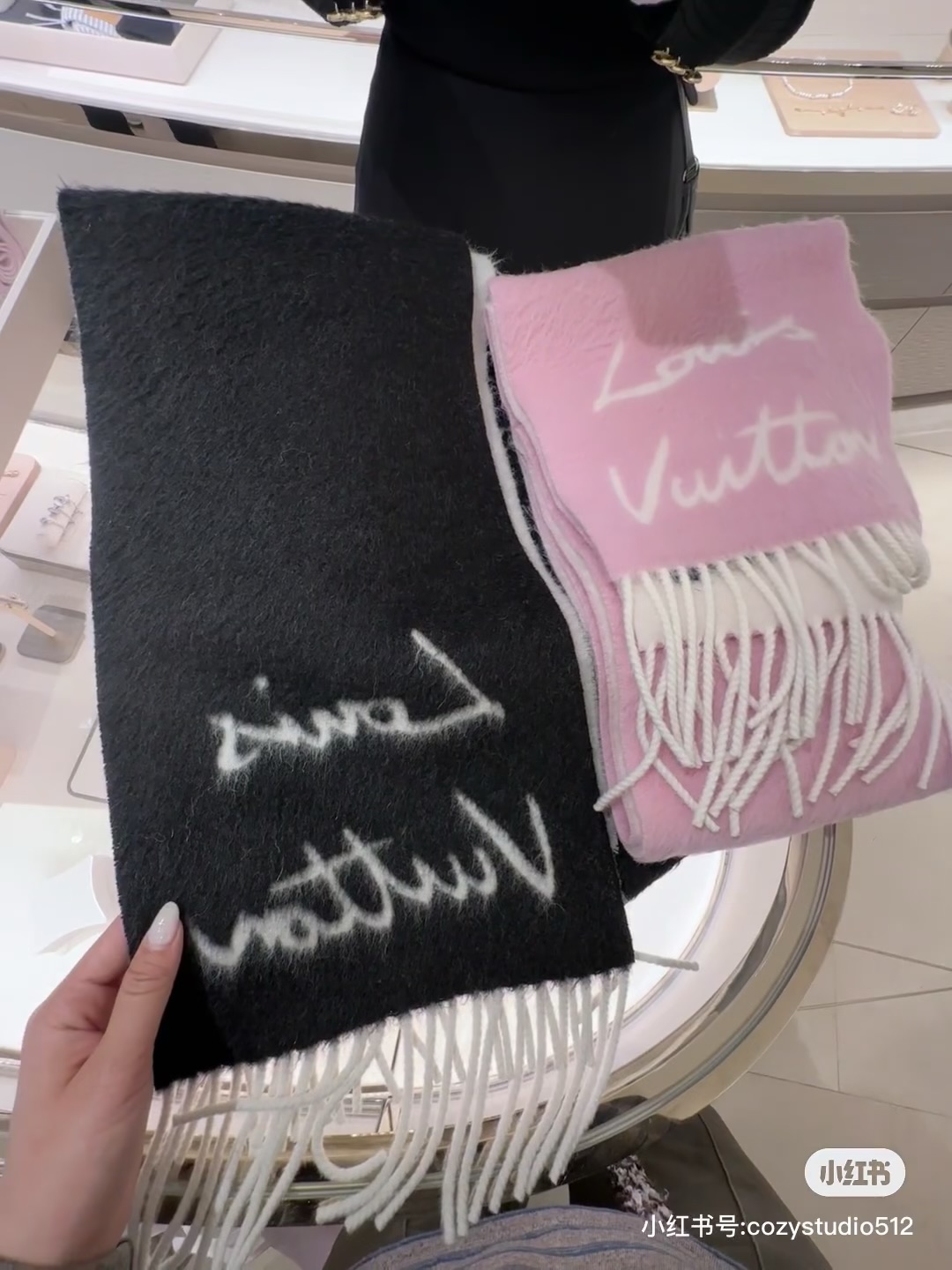 Lv新款 粉粉嫩嫩的羊毛围巾 快来入手58%羊毛➕42%羊驼毛 网红专柜都在抢断货 现货发售 尺寸是22