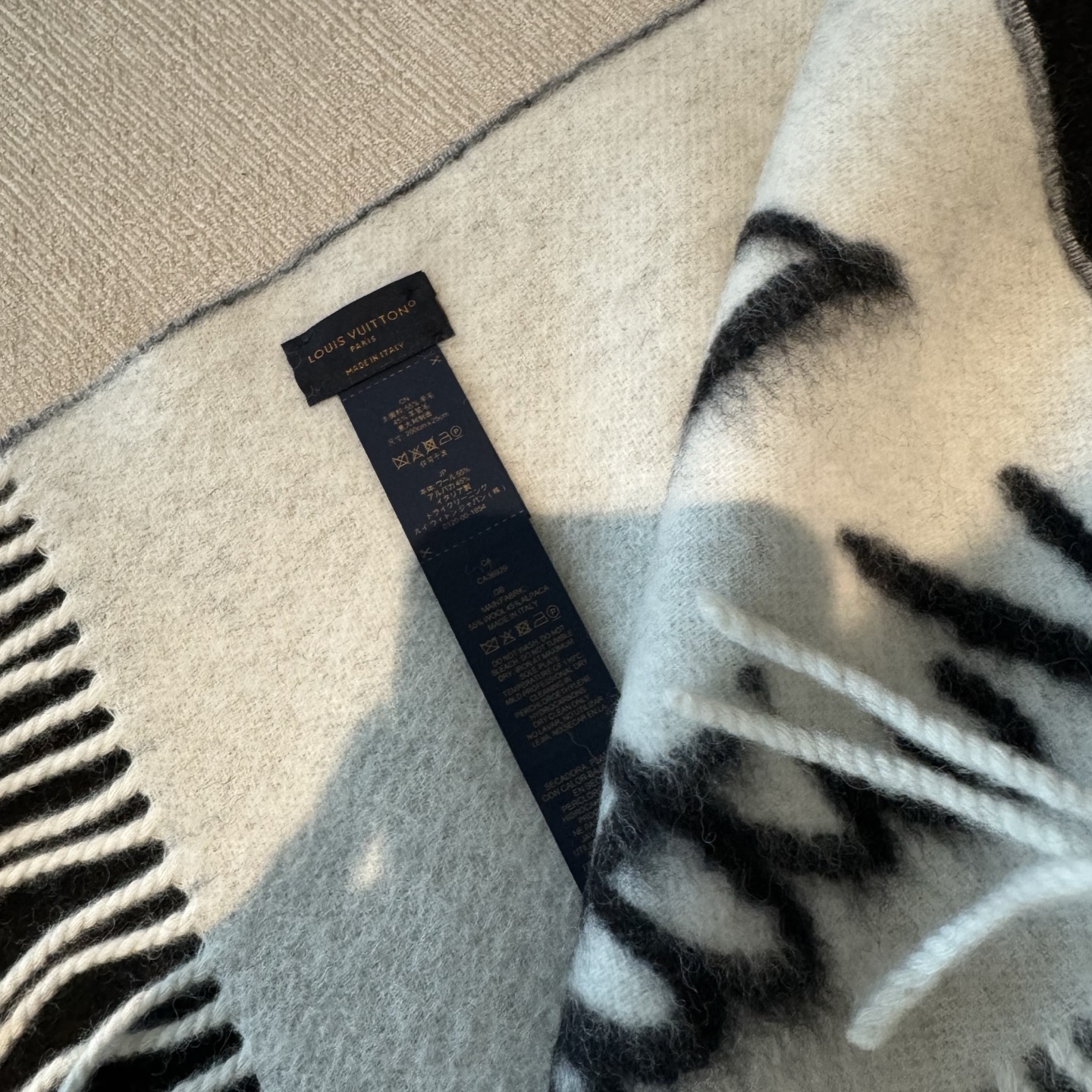 Lv新款 粉粉嫩嫩的羊毛围巾 快来入手58%羊毛➕42%羊驼毛 网红专柜都在抢断货 现货发售 尺寸是22