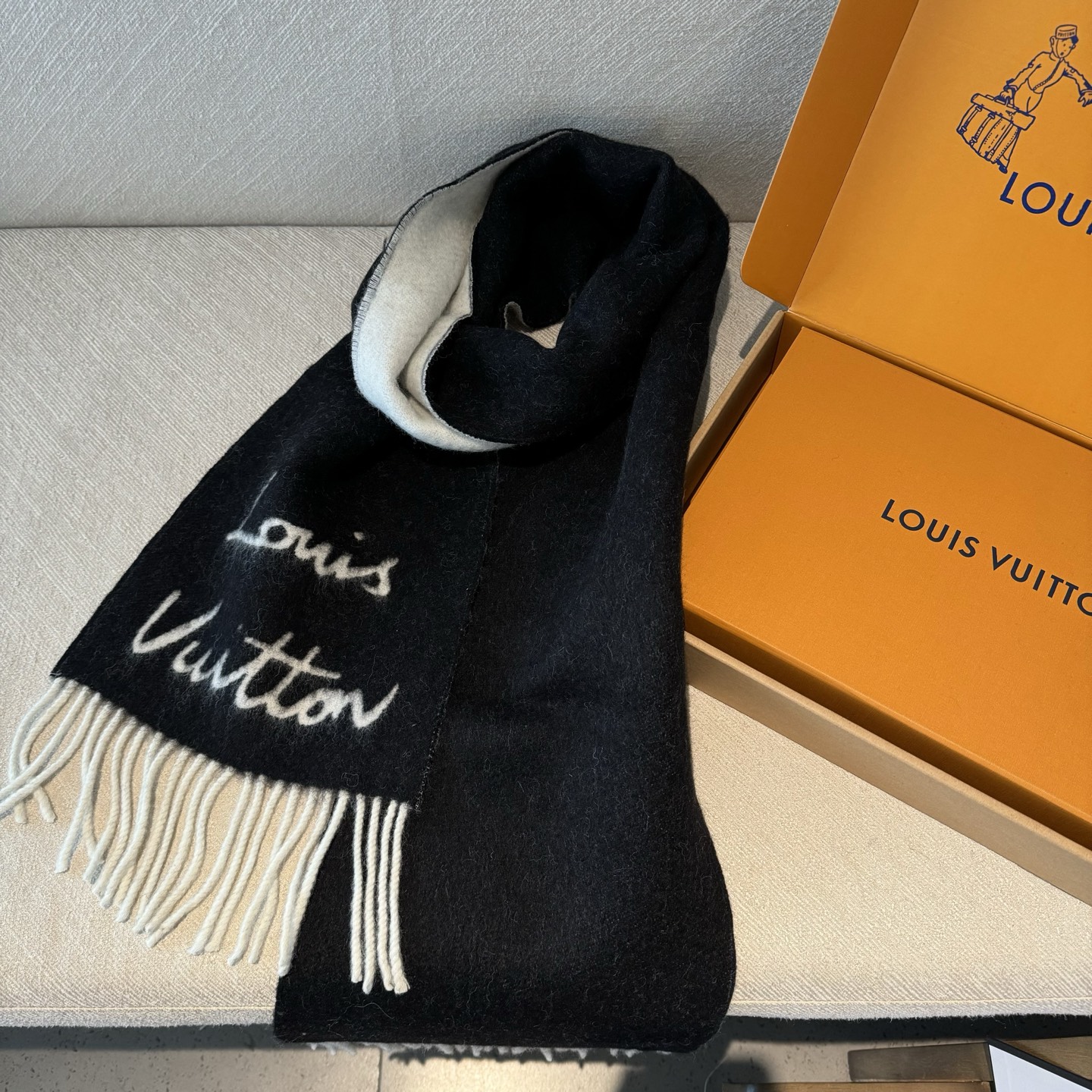 Lv新款 粉粉嫩嫩的羊毛围巾 快来入手58%羊毛➕42%羊驼毛 网红专柜都在抢断货 现货发售 尺寸是22