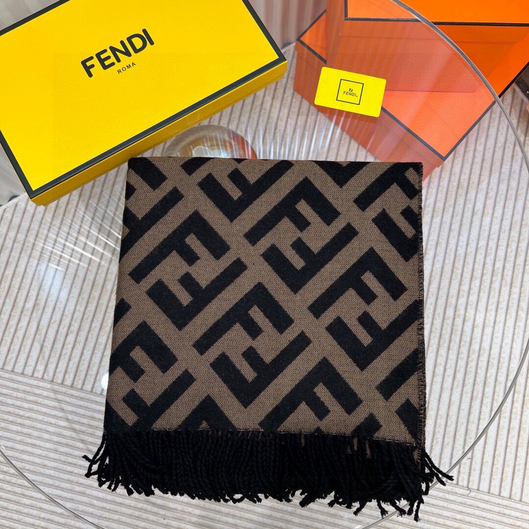 高品质到货 终于出货 芬迪Fendi重磅最新经典FF字母元素双面老花斗篷，大极品，专柜15500大洋，也