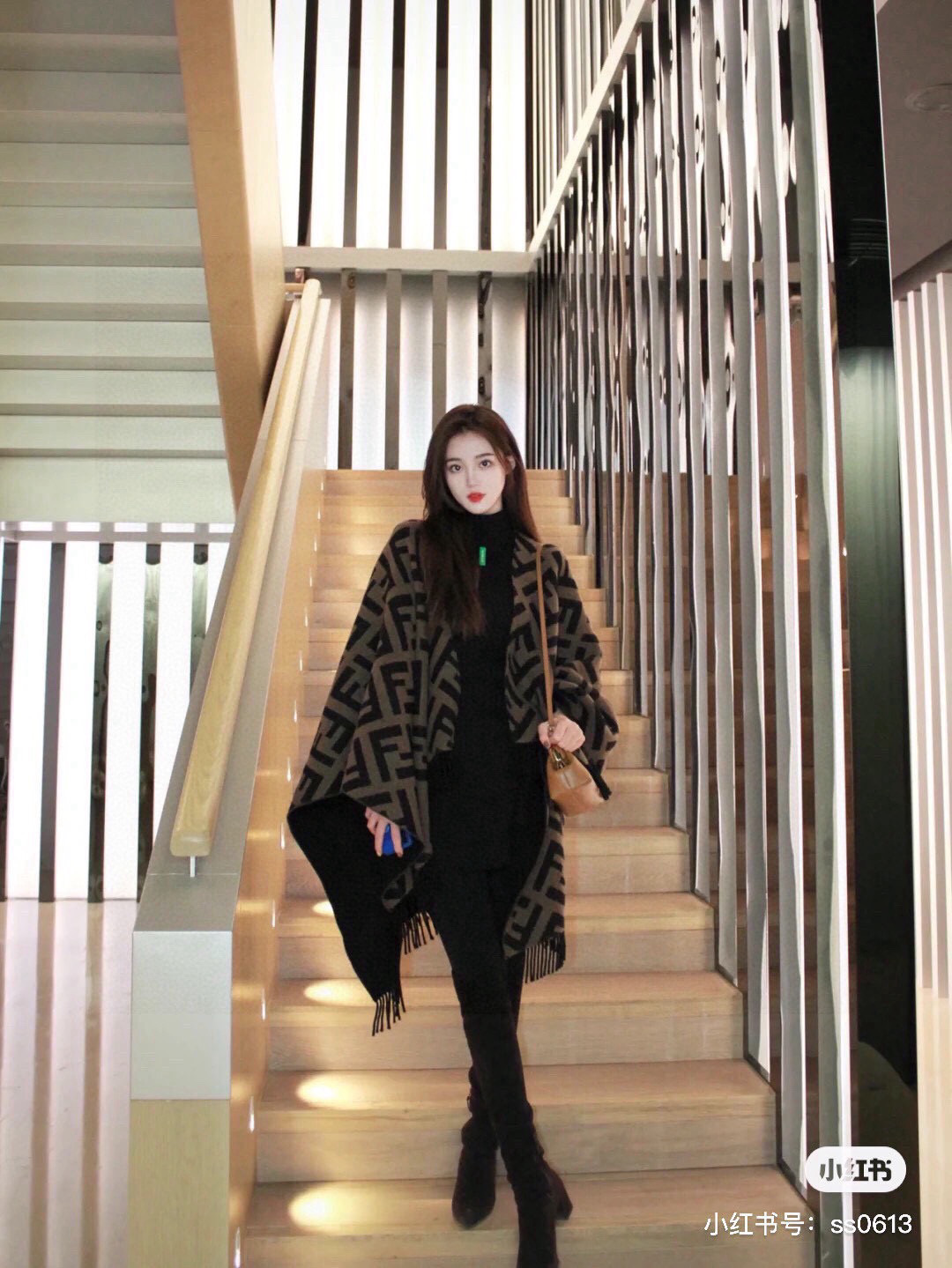 高品质到货 终于出货 芬迪Fendi重磅最新经典FF字母元素双面老花斗篷，大极品，专柜15500大洋，也