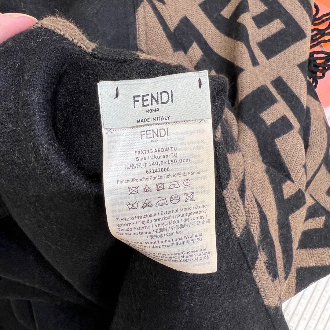 高品质到货 终于出货 芬迪Fendi重磅最新经典FF字母元素双面老花斗篷，大极品，专柜15500大洋，也